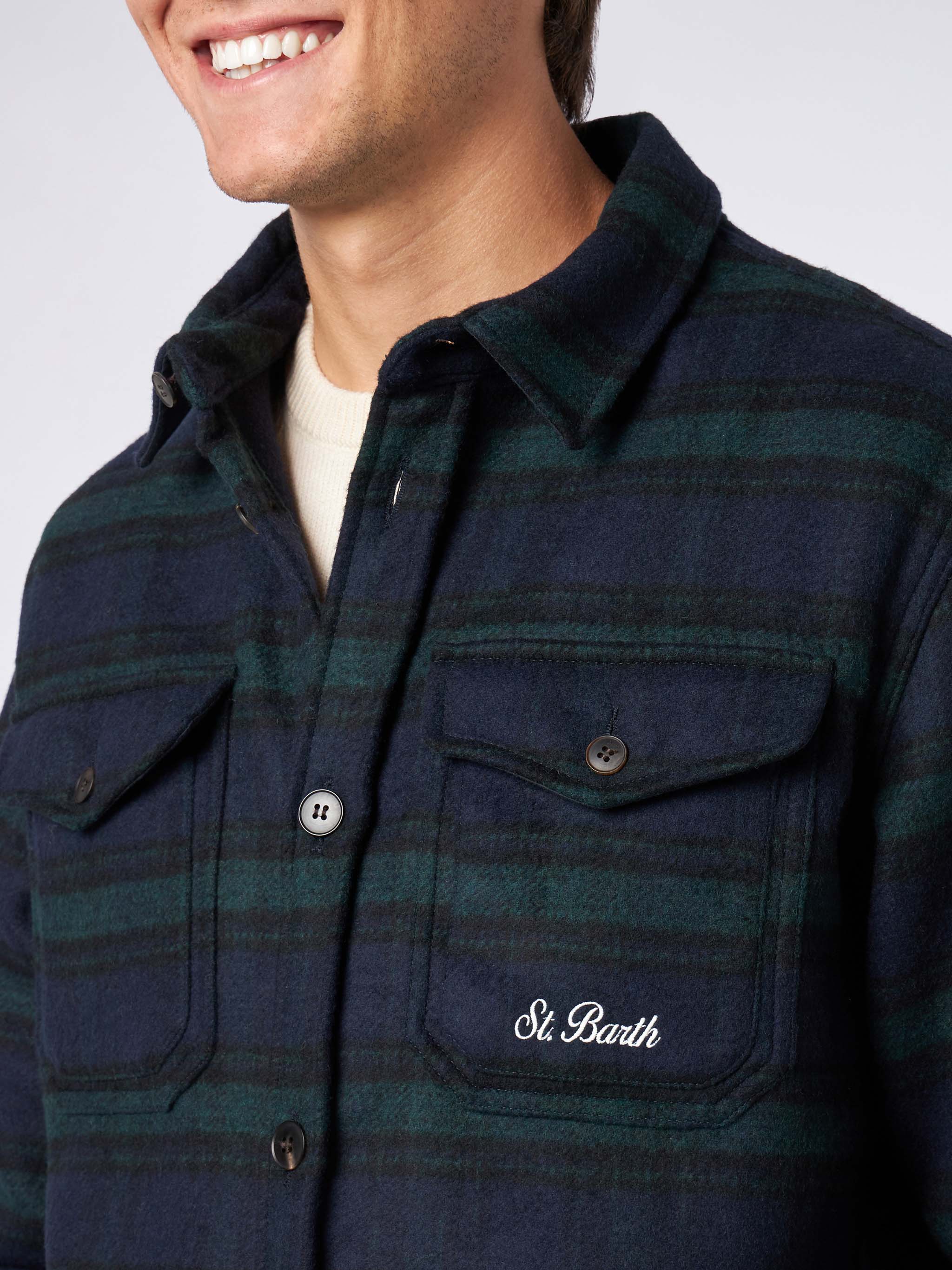 Camisa de lana escocesa para hombre con bolsillos y parches.