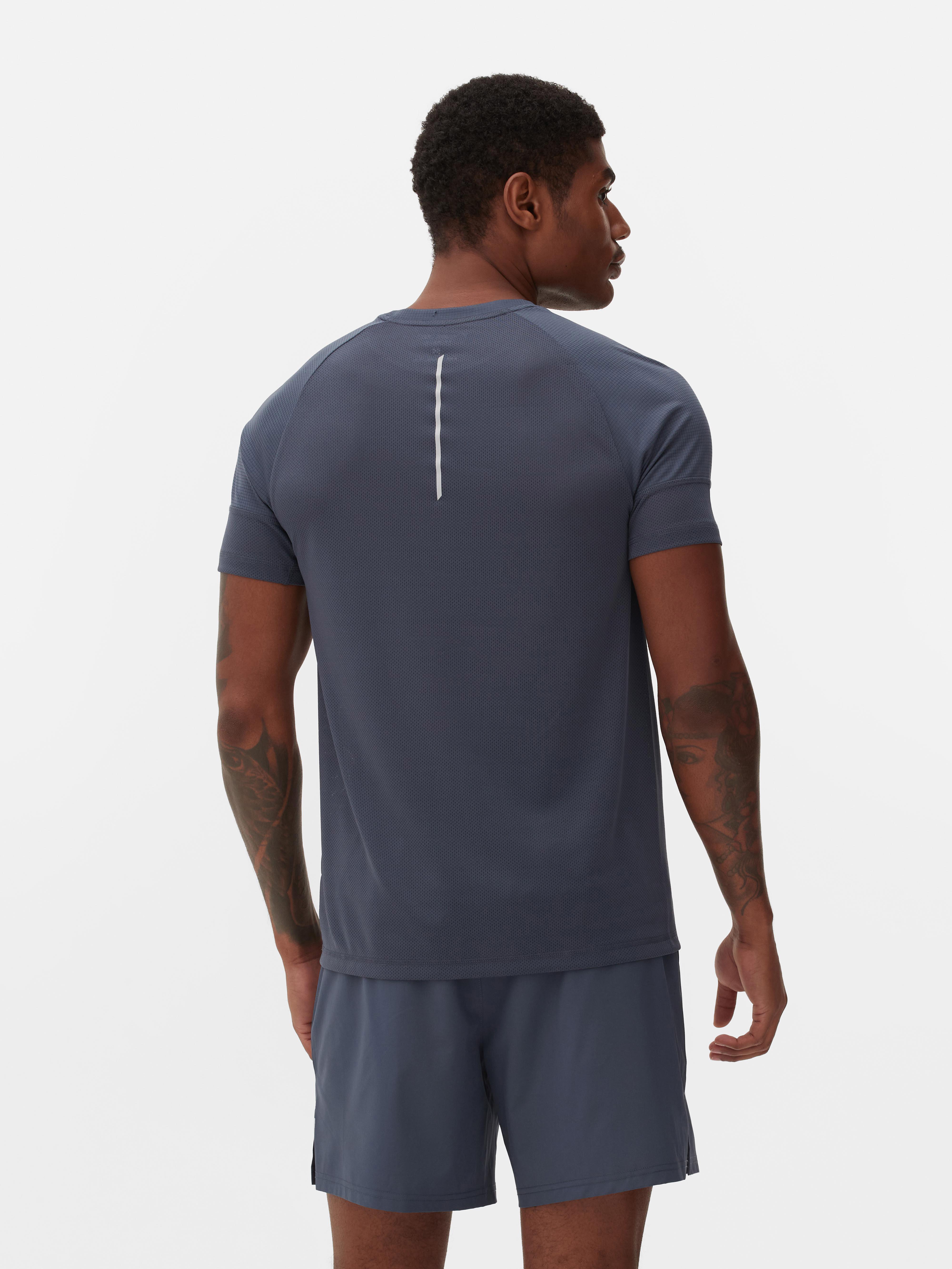 Tricou sport cu mânecă scurtă Extinde-ți colecția de articole sportive cu acest tricou cu guler rotund, mâneci scurte și logo reflectorizant