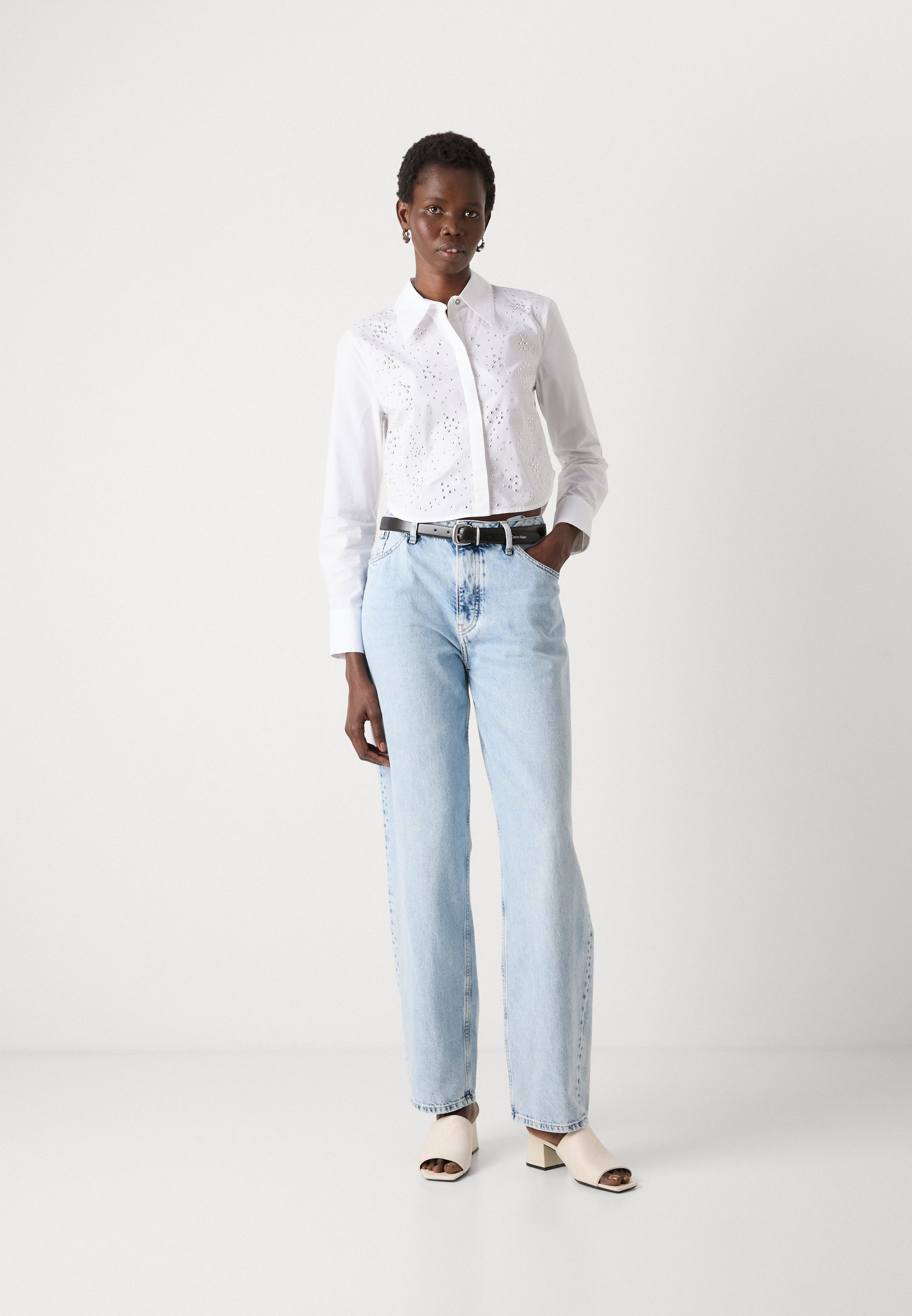 Blusa cropped DKNY com abotoamento frontal e detalhes em tachas - Branca