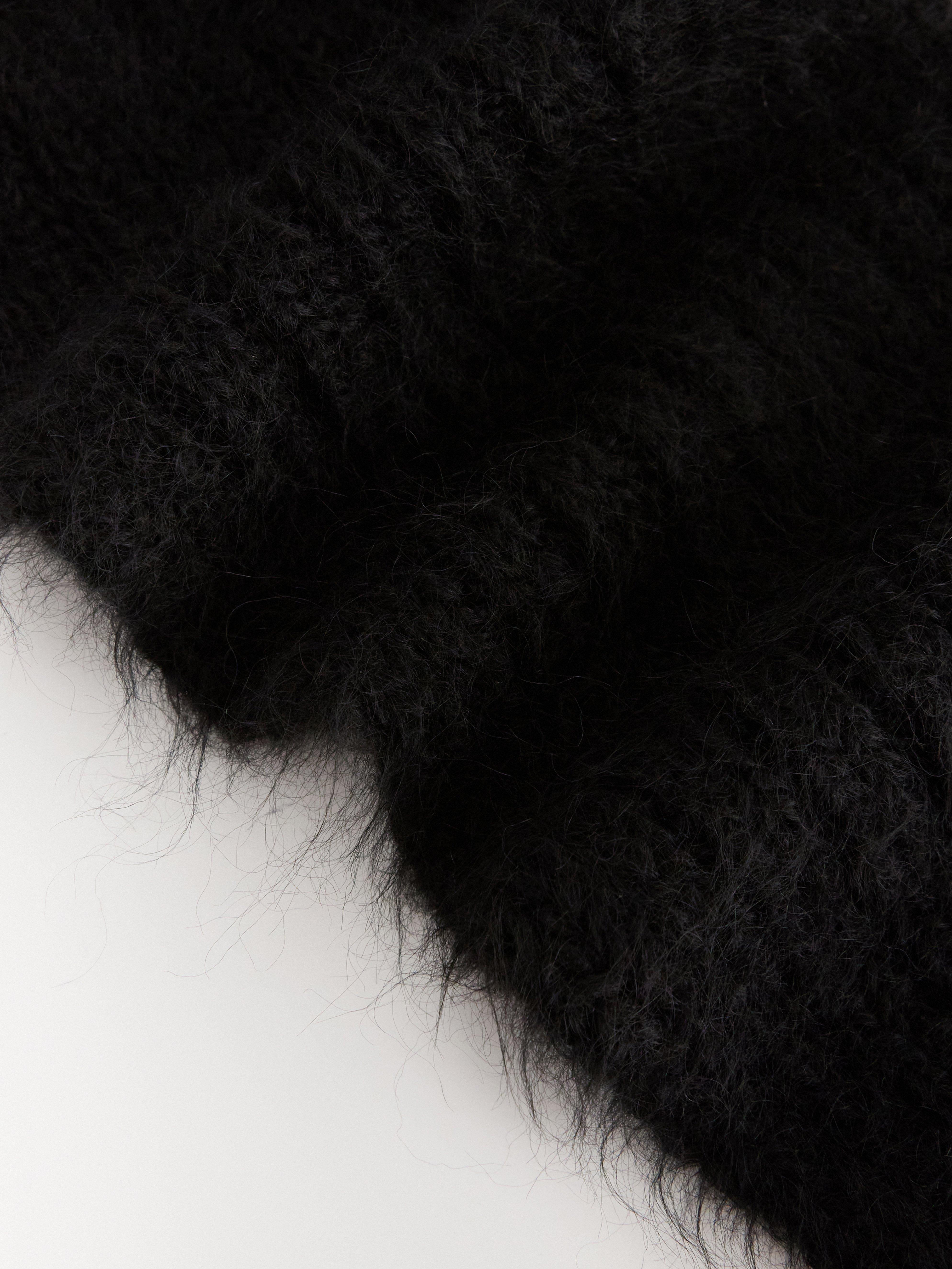 Cachecol tricotado em mistura de mohair preto
