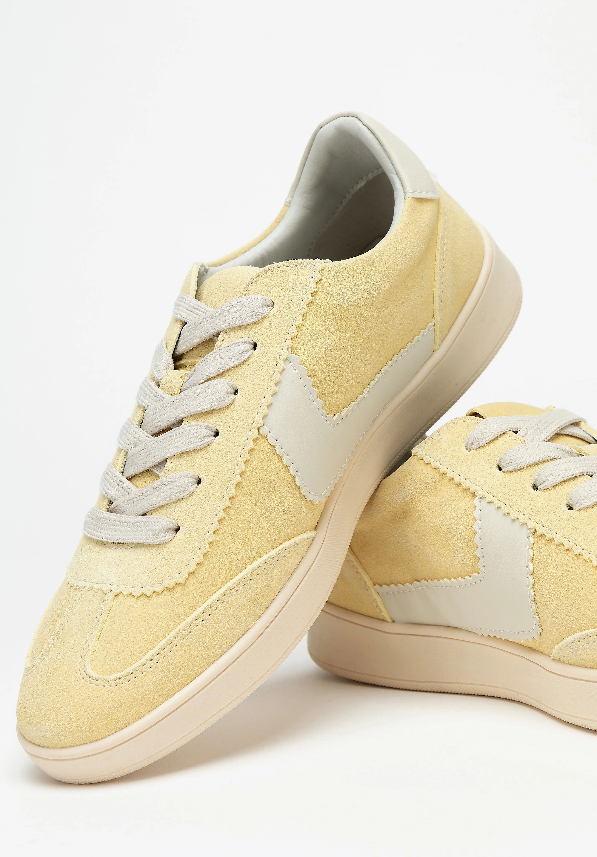Zamszowe sneakersy z kontrastowymi wstawkami z ekoskóry żółto - białe