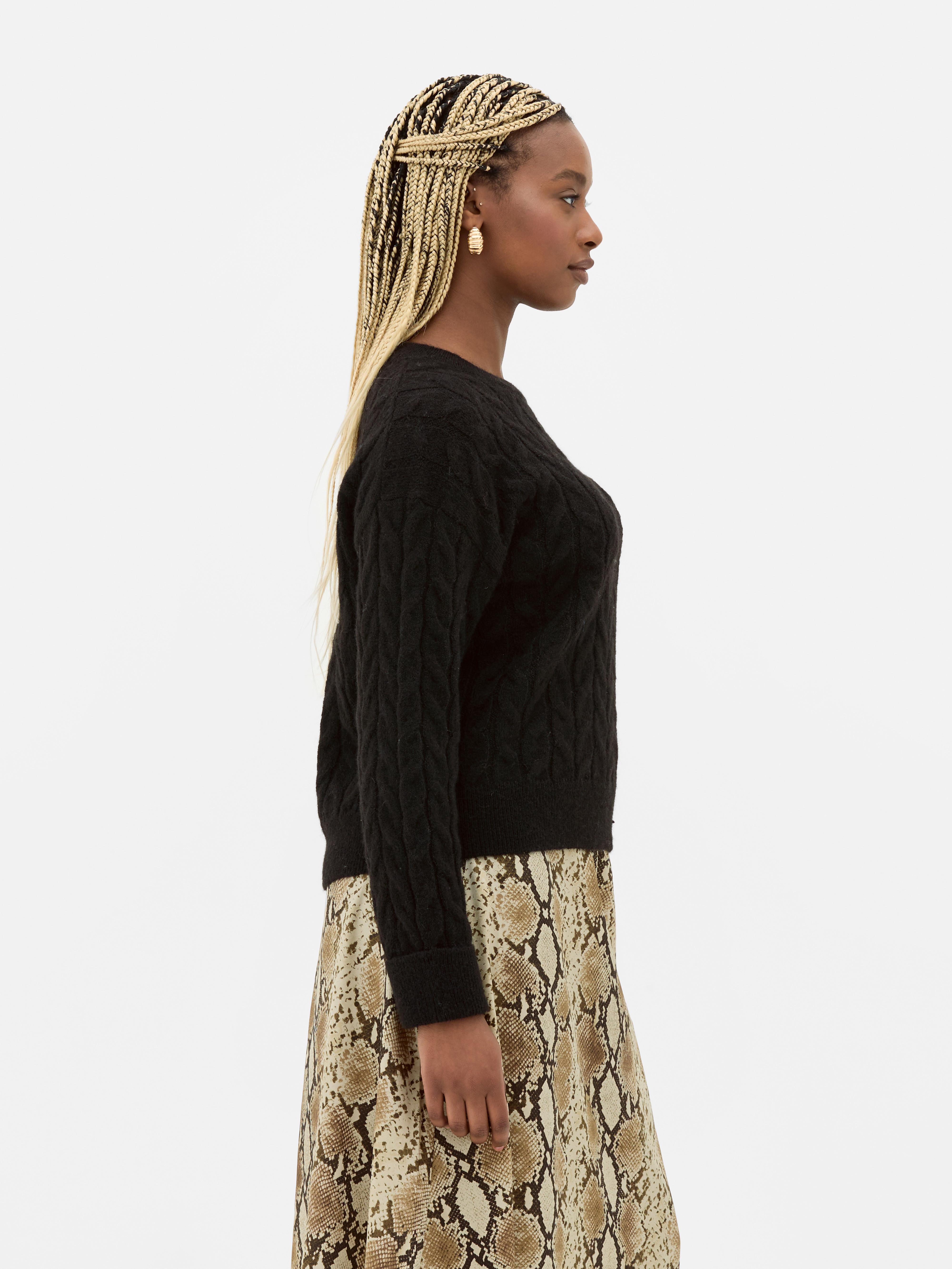 Zopfstrickpullover Ein Zopfstrickpullover mit Rundhalsausschnitt und klassischer Passform