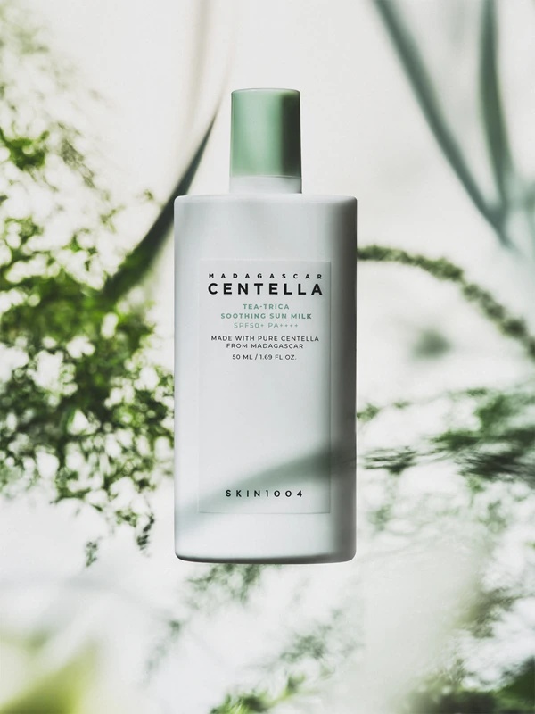 SKIN1004 Madagaskaras Centella Tea-Trica saules pieniņš ar īpaši vieglu SPF 50+ saules aizsargkrēmu
