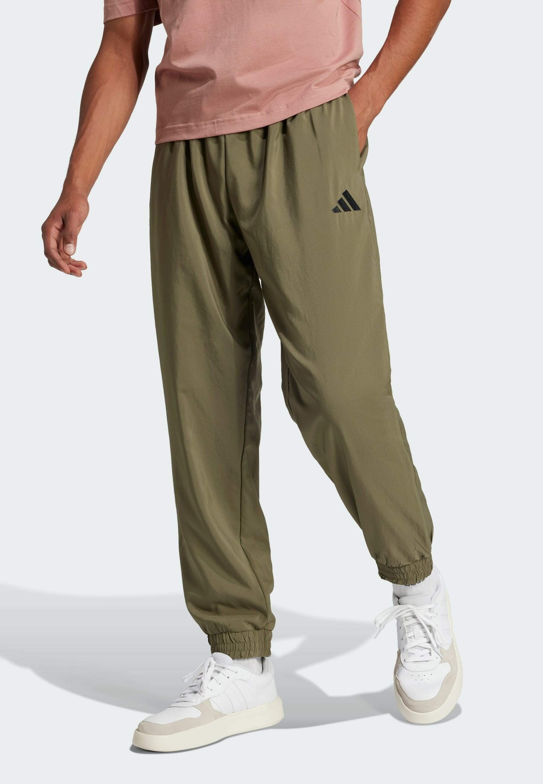 adidas Sportswear ESSENTIALS SMALL STANFORD - Bas de survêtement - Olive Strata Black
