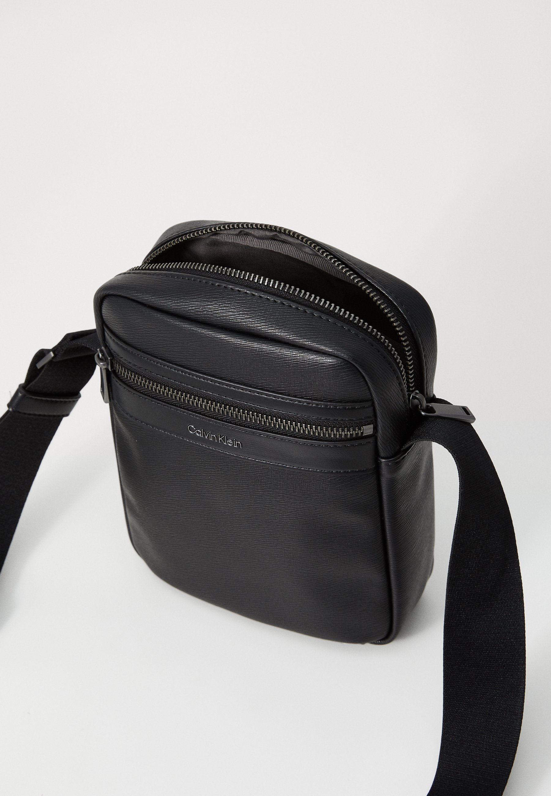 Calvin Klein CONTRAST ZIP - Kabelka přes rameno - black