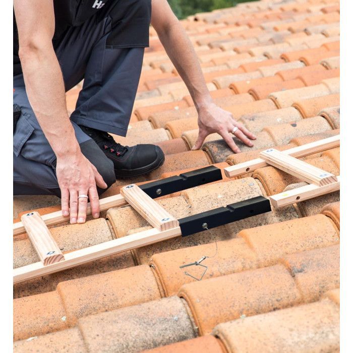 Scala di sicurezza in legno Hailo Safety Roof da 5 m per tetti piani, ideale per i posatori di tetti.