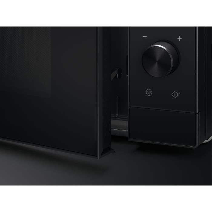Horno microondas independiente Electrolux Y4ZM25MMK de 24 litros con grill, color negro.