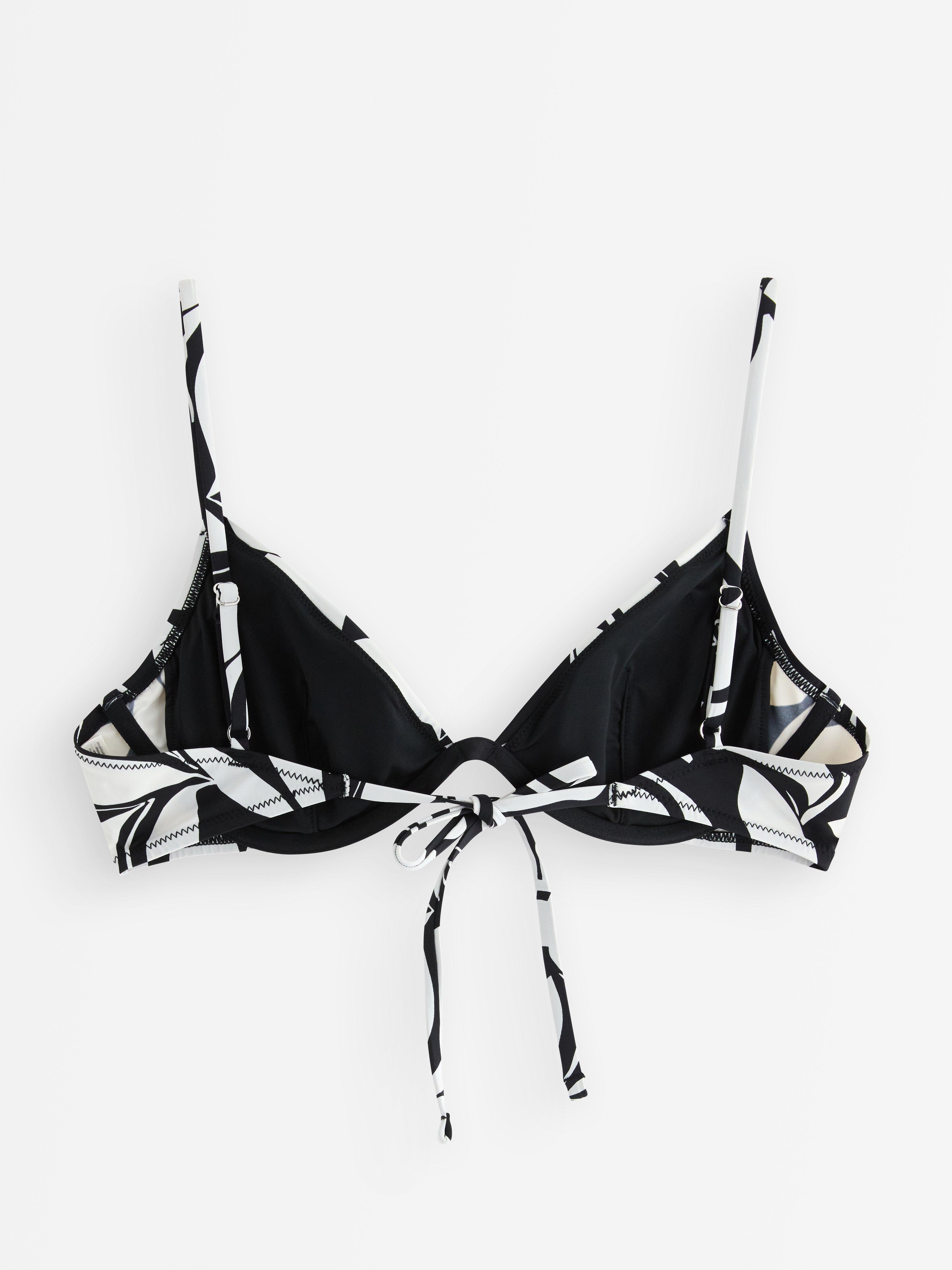 Top de bikini con aros, color blanco claro.