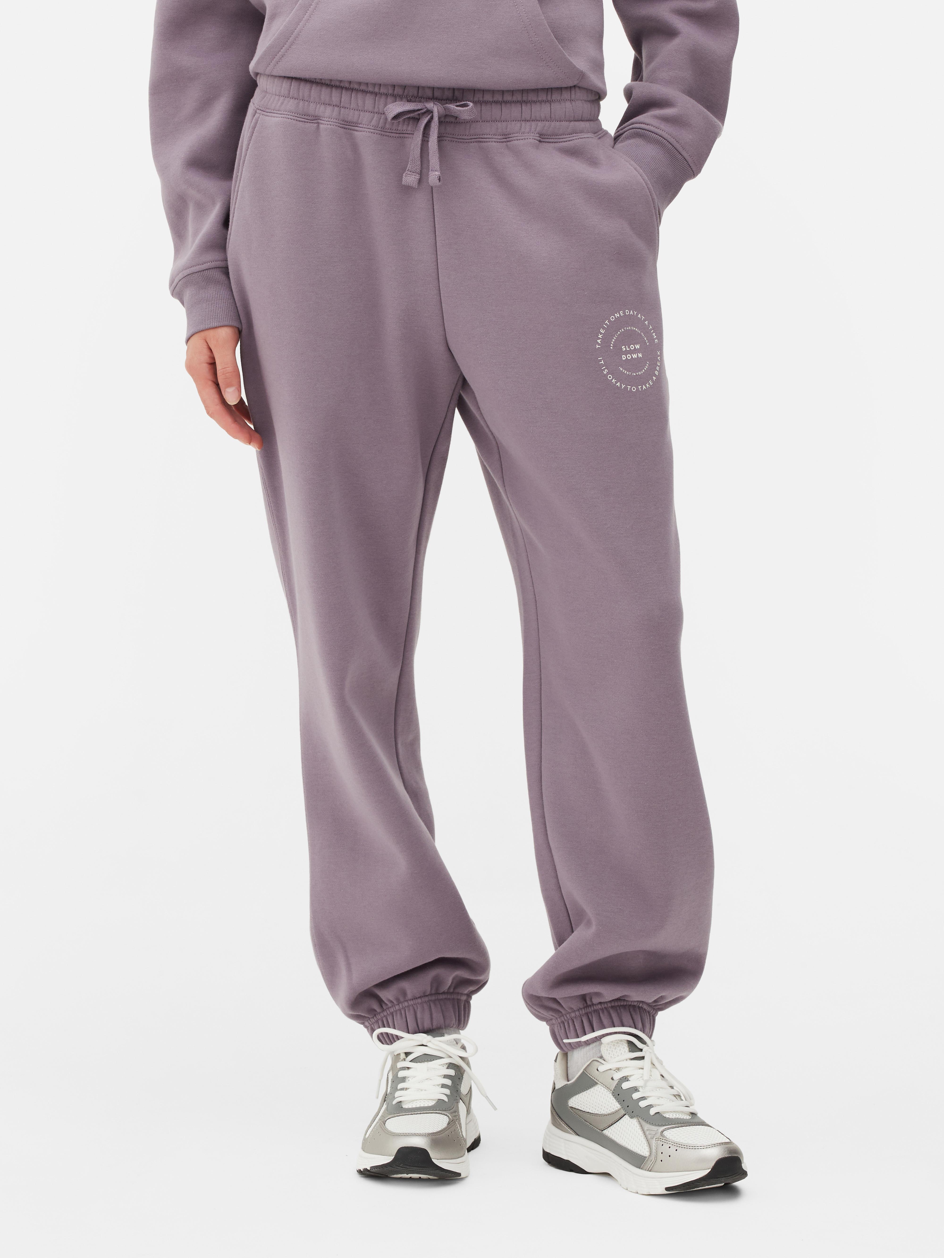 Pantaloni della tuta coordinati con stampa e coulisse. Pantaloni della tuta con coulisse, polsini alla caviglia, tasche laterali e un bel dettaglio grafico.