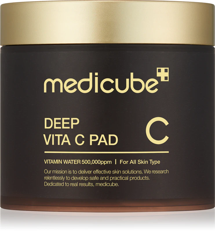 Os discos de limpeza medicube Deep Vita C Pad revitalizam intensamente a pele, proporcionando um efeito iluminador e suavizante.
