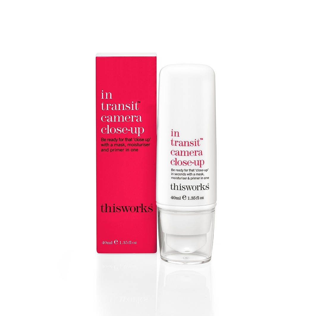 Krema za lice This Works u transportu – krupni plan transportne kamere – 40 ml