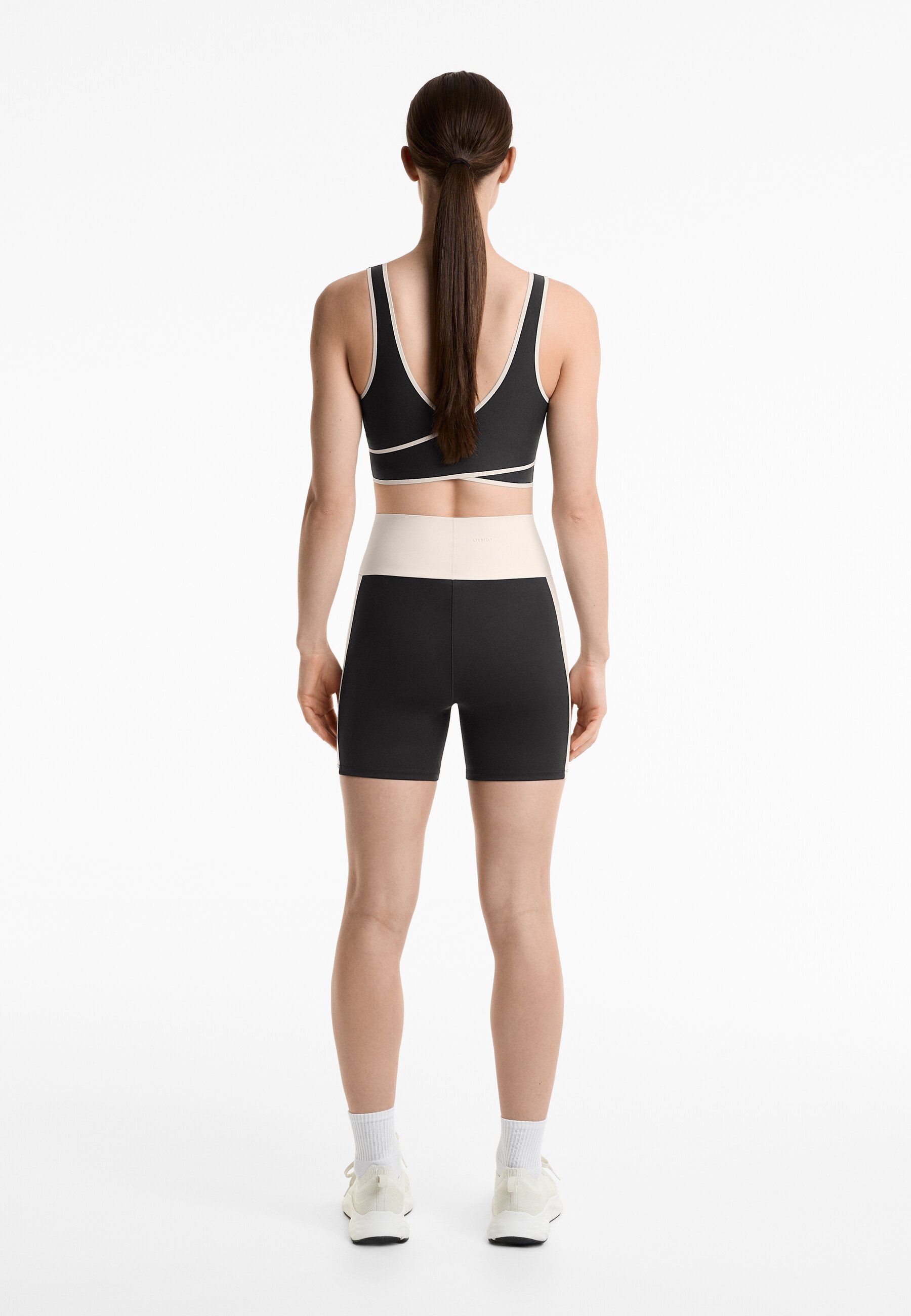 OYSHO PERFECT-ADAPT HIGH-RISE 10CM HOT PANT V-CUT WAIST - Leggings - Trousers - black