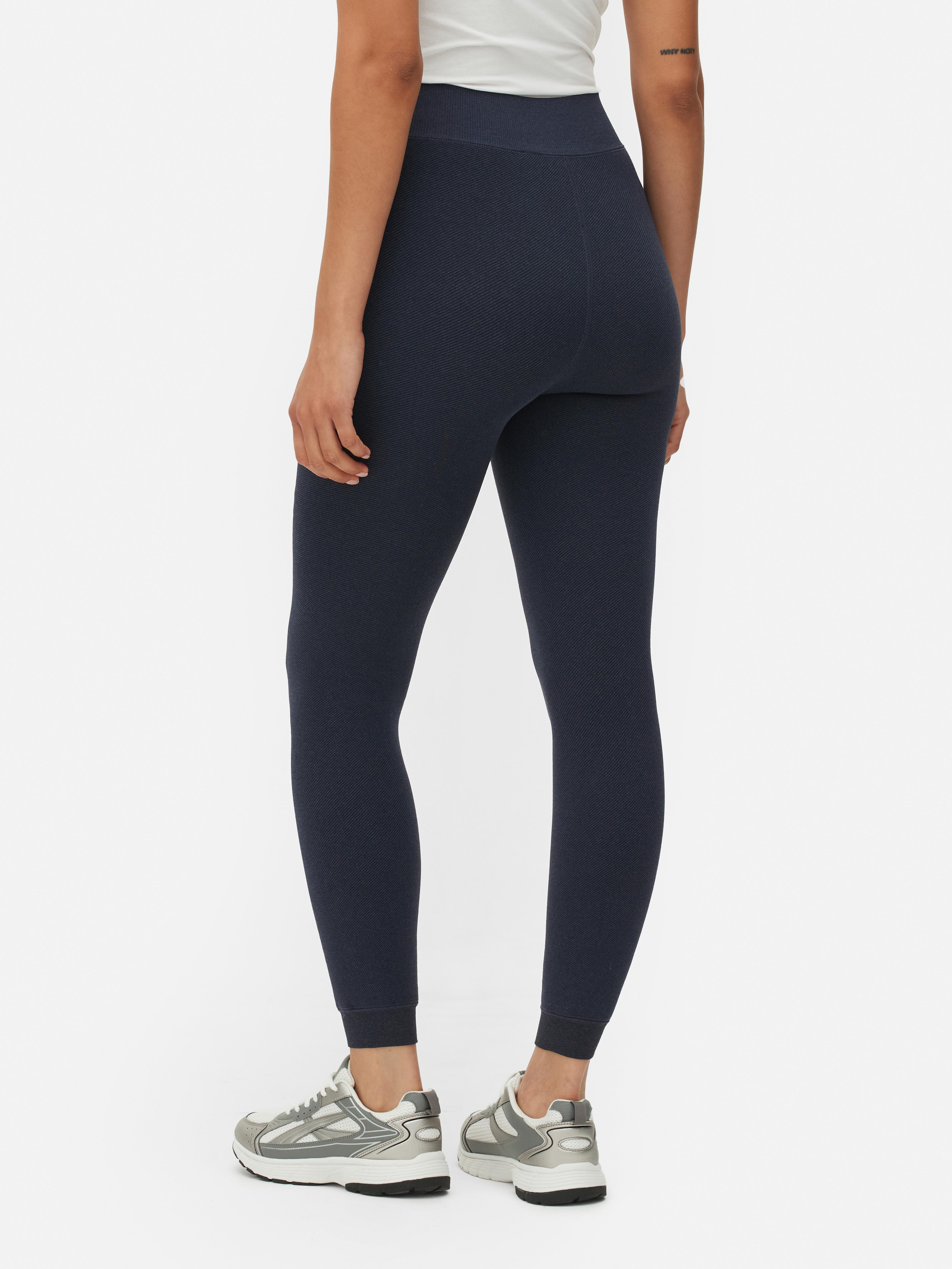 Colanți cu căptușeală catifelată și aspect denim. Acești colanți cu căptușeală moale și aspect denim reprezintă combinația perfectă între confort și stil.