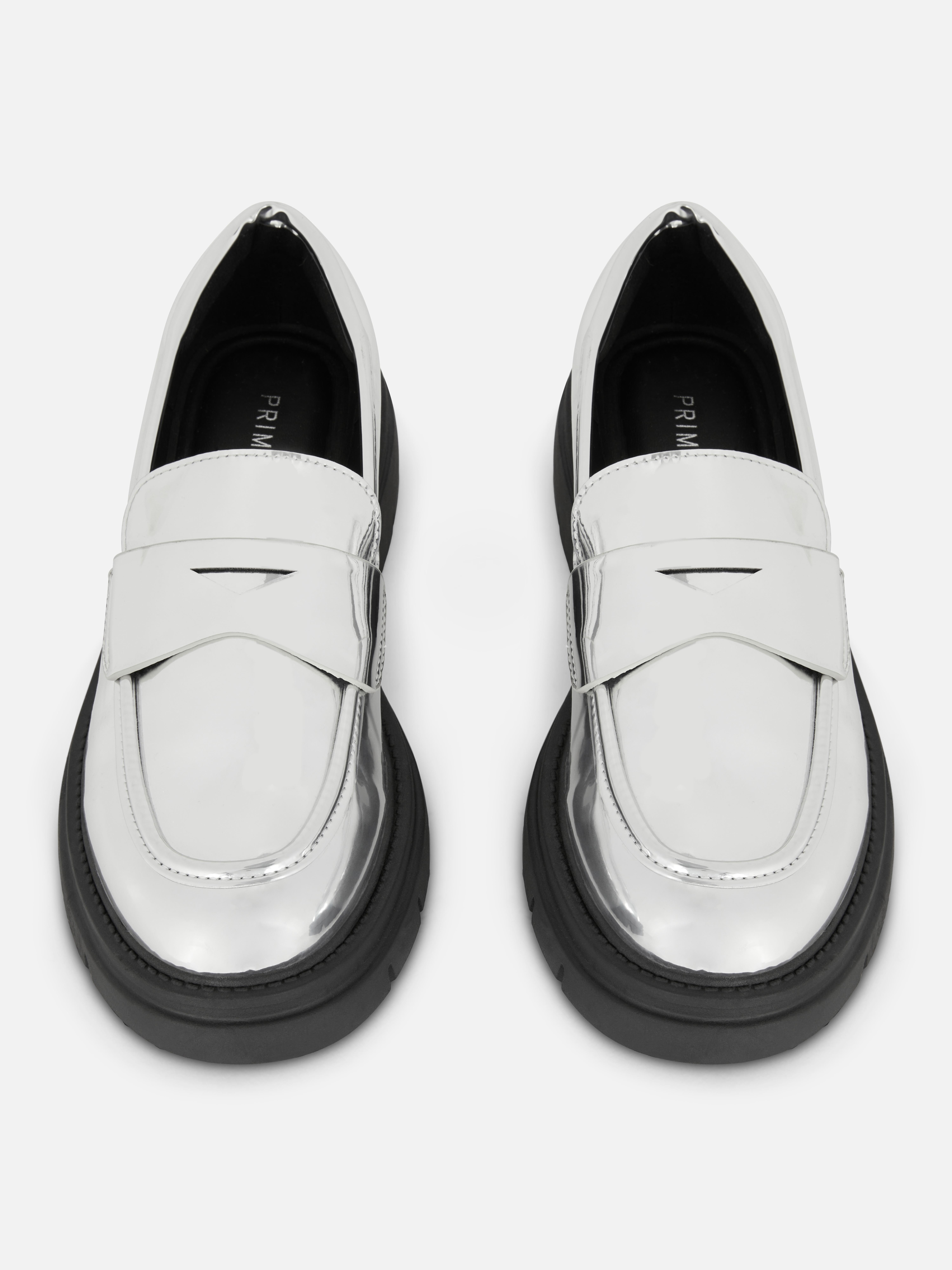 Mocasini din piele ecologică cu talpă groasă. Acești mocasini din piele ecologică ies în evidență prin designul lor elegant și talpa groasă modernă.
