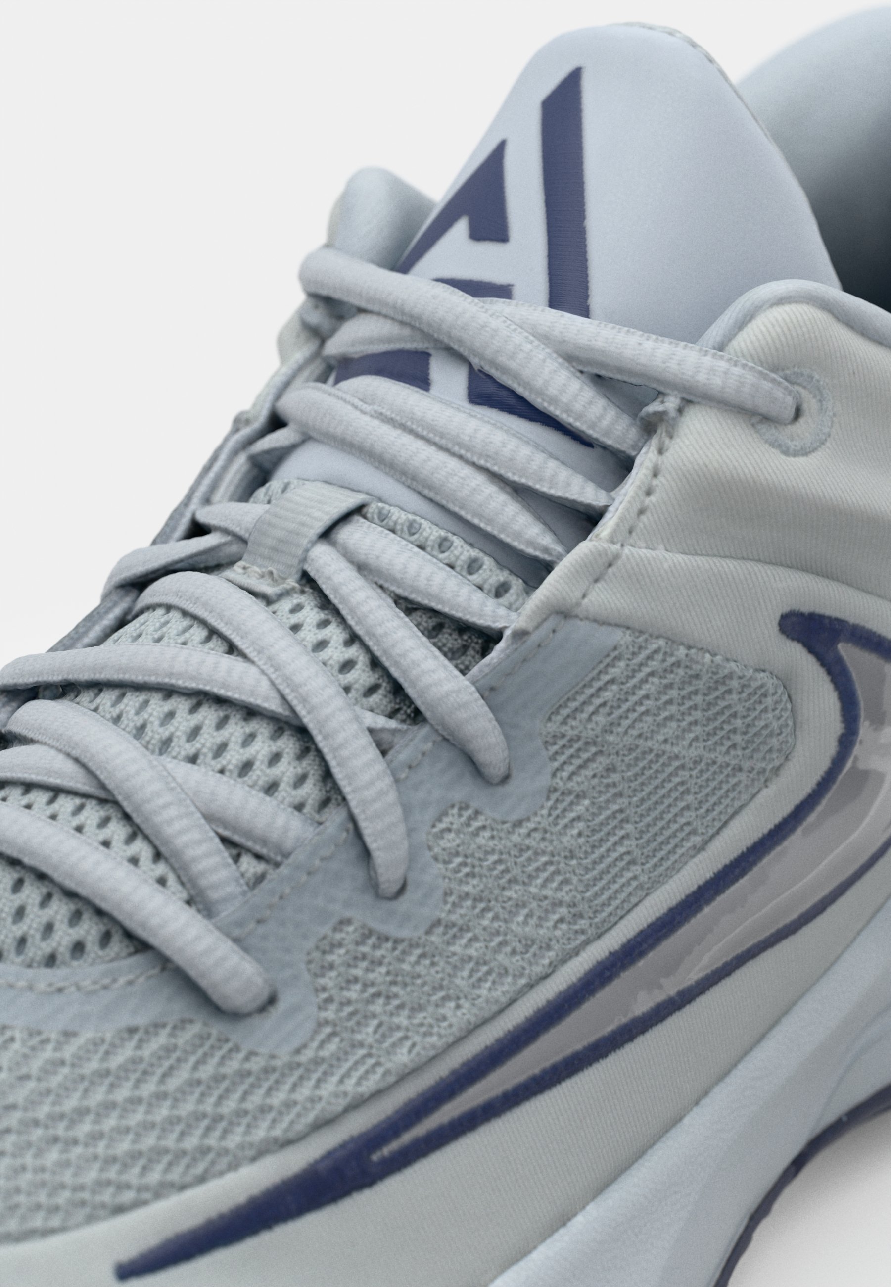 Nike Performance GIANNIS IMMORTALITY 4 - Basketballschuhe - Wolfsgrau/Metallic-Platinum/Reinplatin