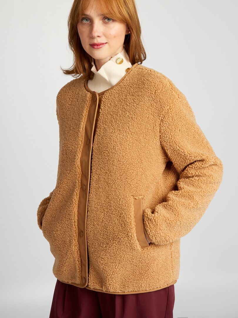 Korte jas van twee materialen: sherpa - BRUIN