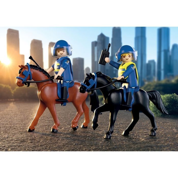 71877 2 policiais montados com seus cavalos