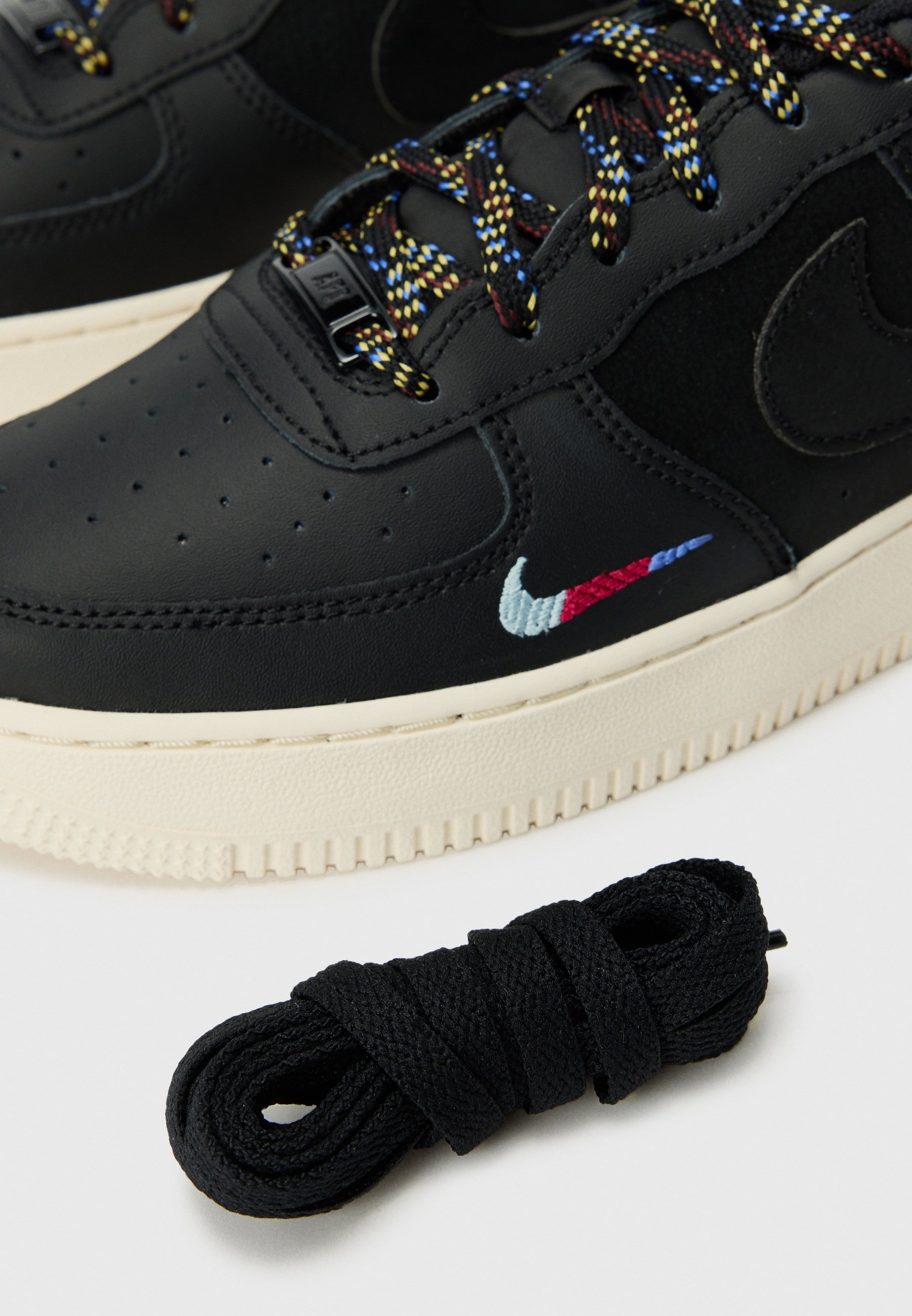 Nike Sportswear AIR FORCE 1 UNISEX - Sneakers - zwart/saturn goudkleurig/komeetblauw