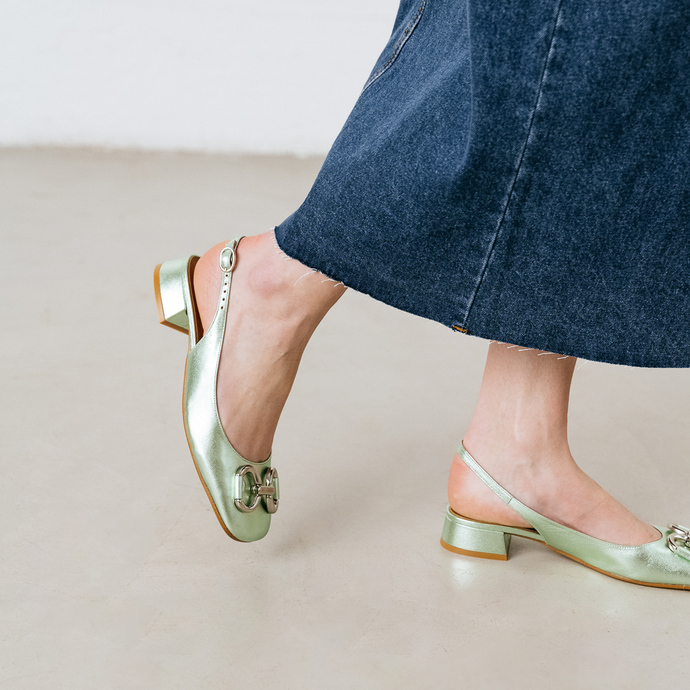 Ballerines slingback à bouts carrés et détails argentés  en cuir métallisé vert clair