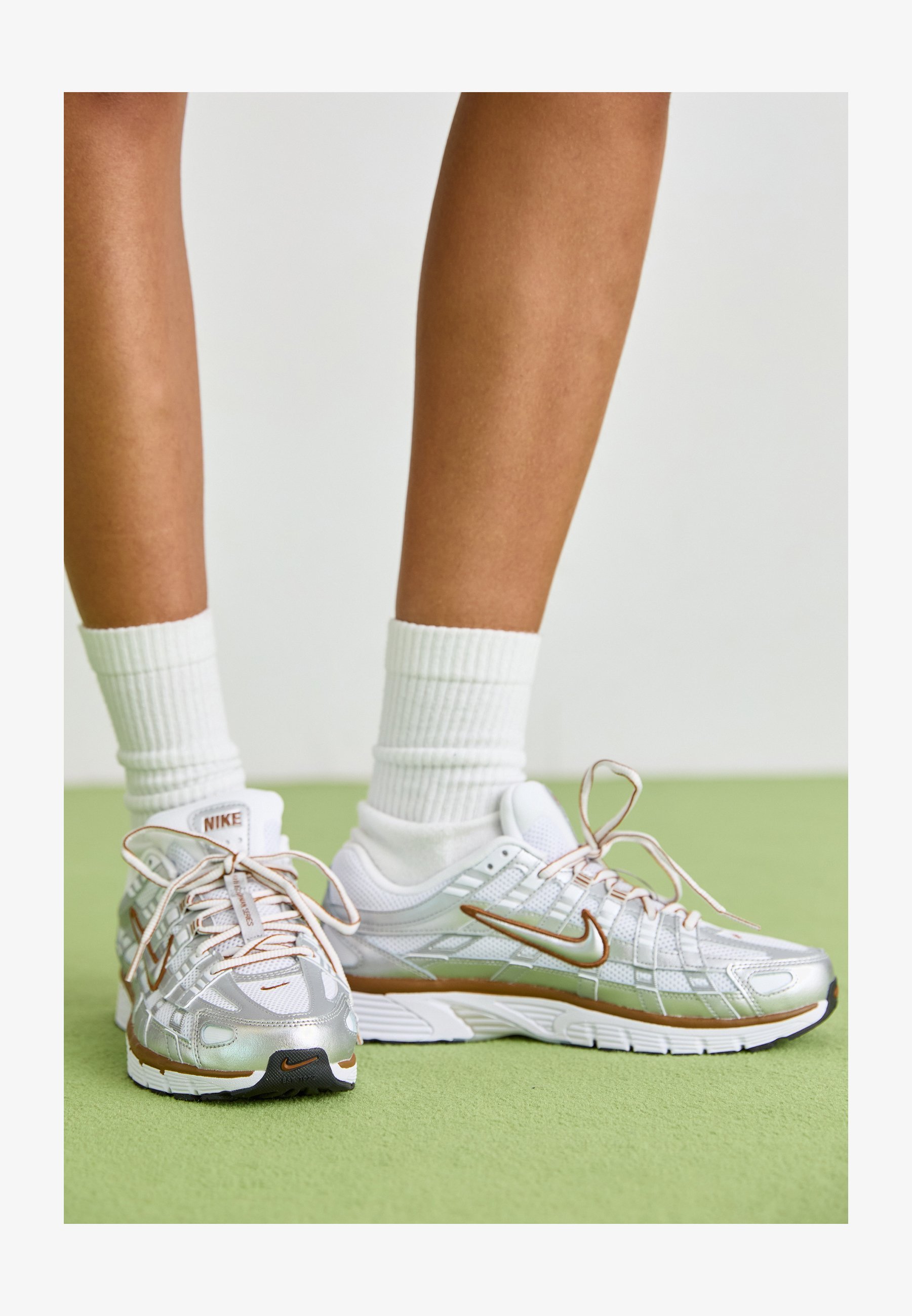 Nike Sportswear P 6000 – Sneaker – Weiß/Metallic-Silber/British Tan/Sail
