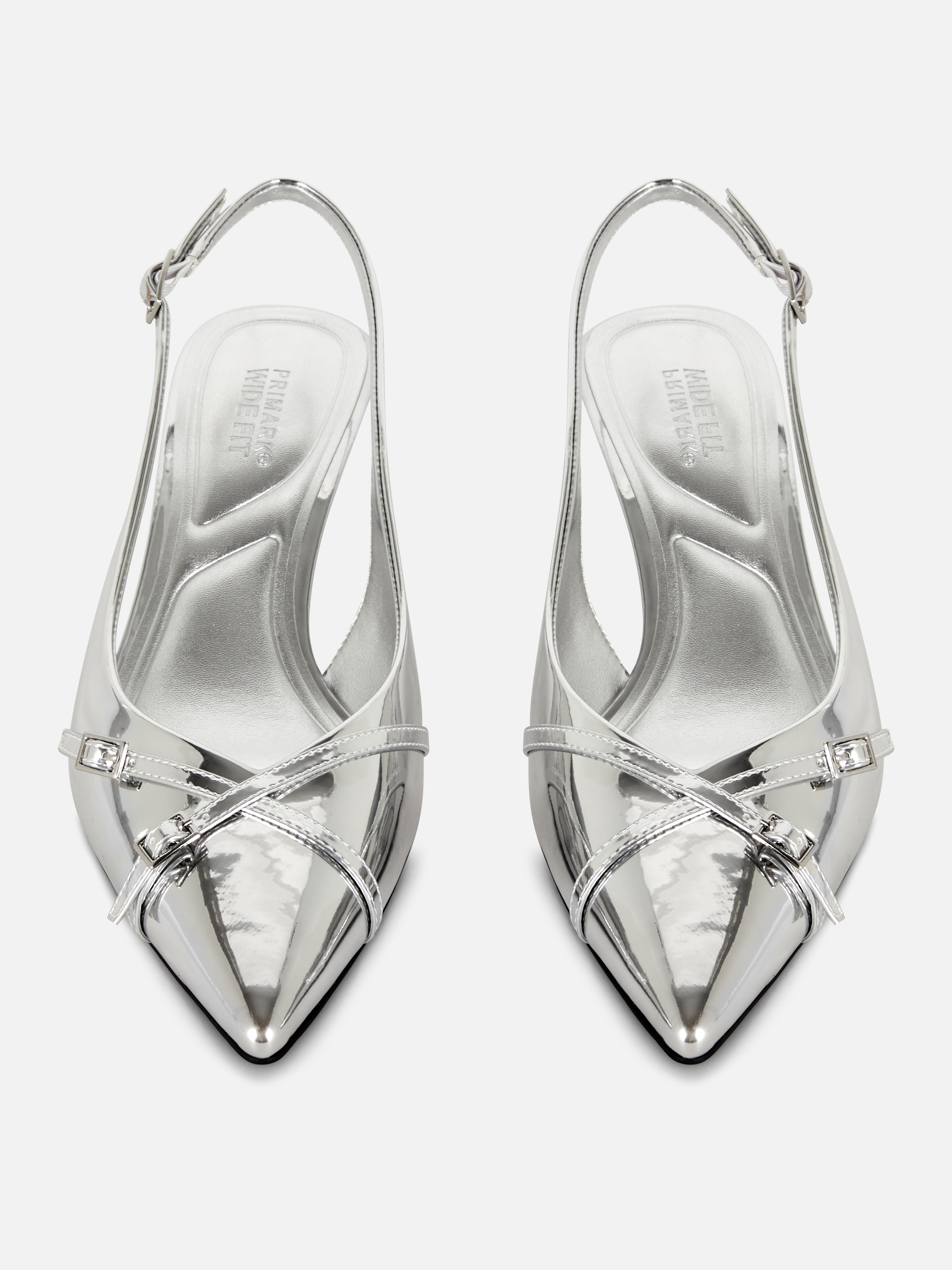Pantofi cu vârf ascuțit și croială largă Pantofi cu vârf ascuțit, croială largă, design slingback și detalii cu cataramă