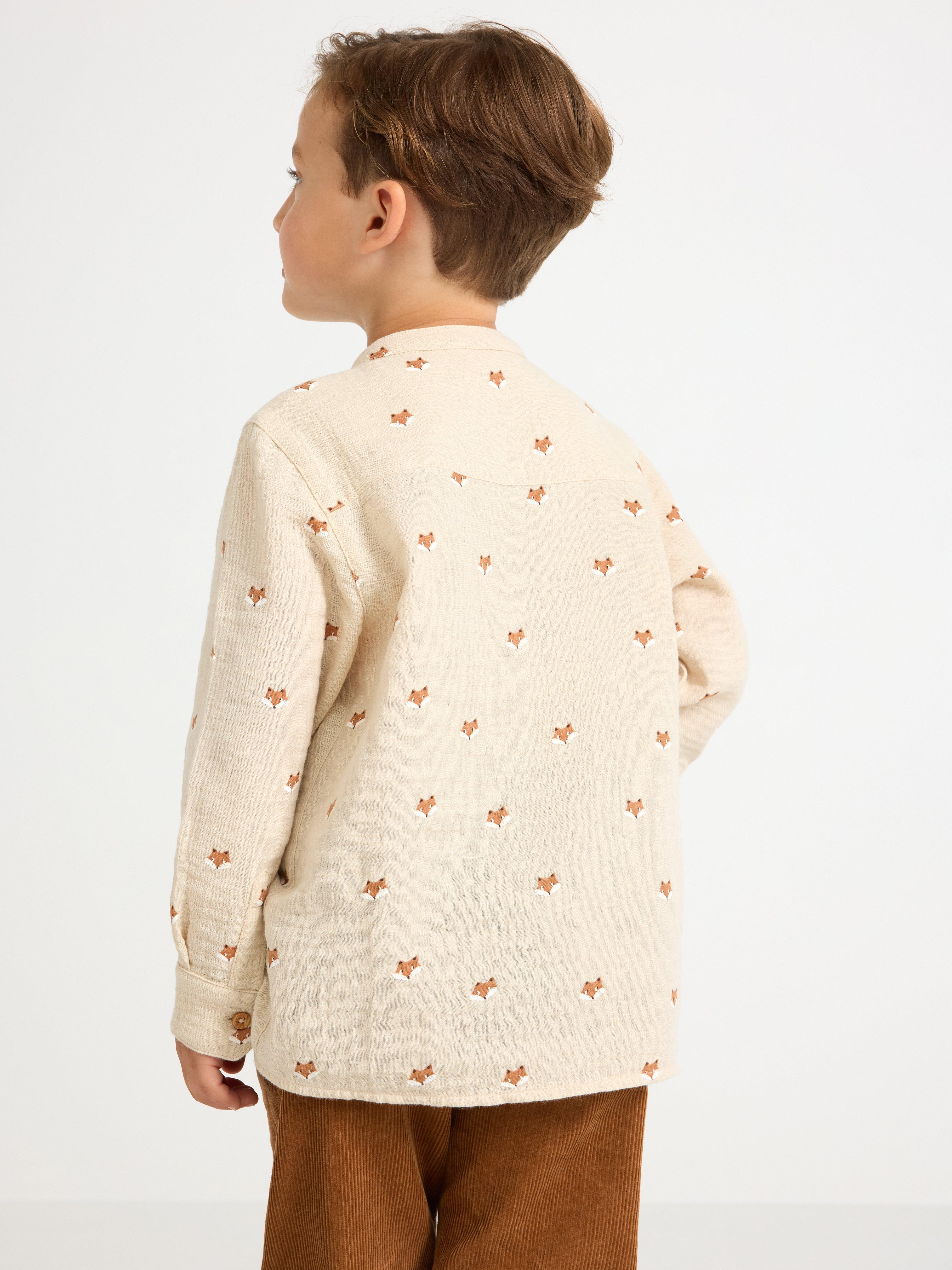 Camisa de algodón color beige claro.
