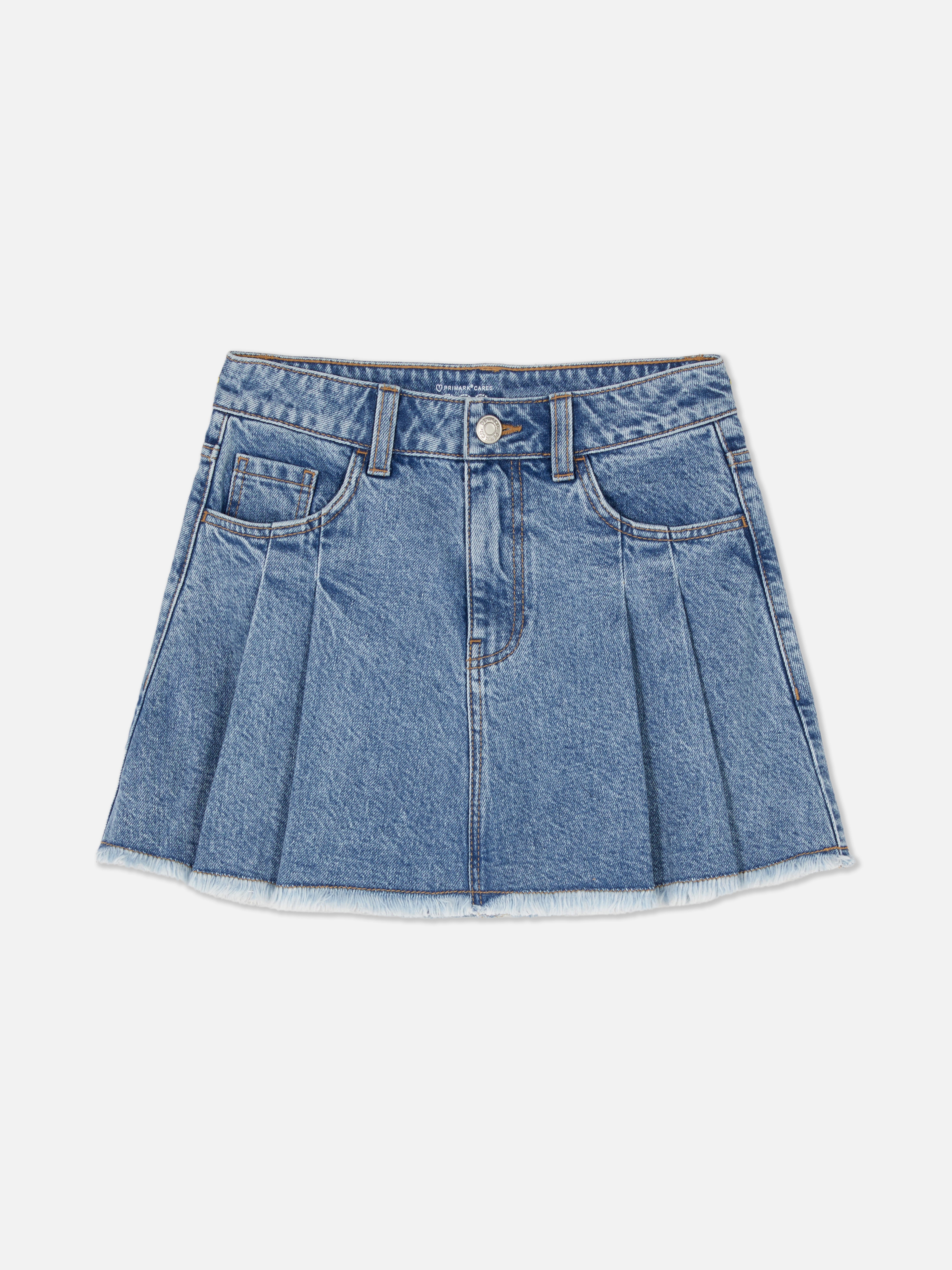 Fustă din denim plisată O fustă din denim cu detalii plisate, buzunare și un tiv dezbrăcat