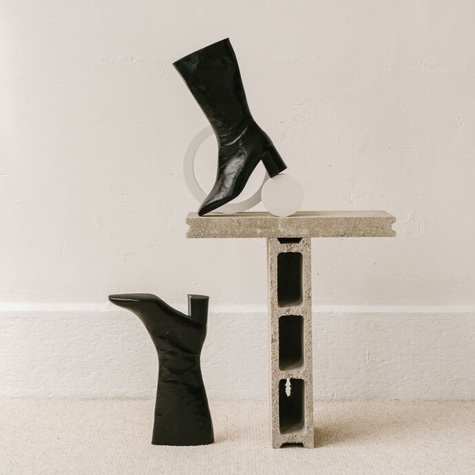 Bottines à talons et bouts pointus  en cuir brillant noir