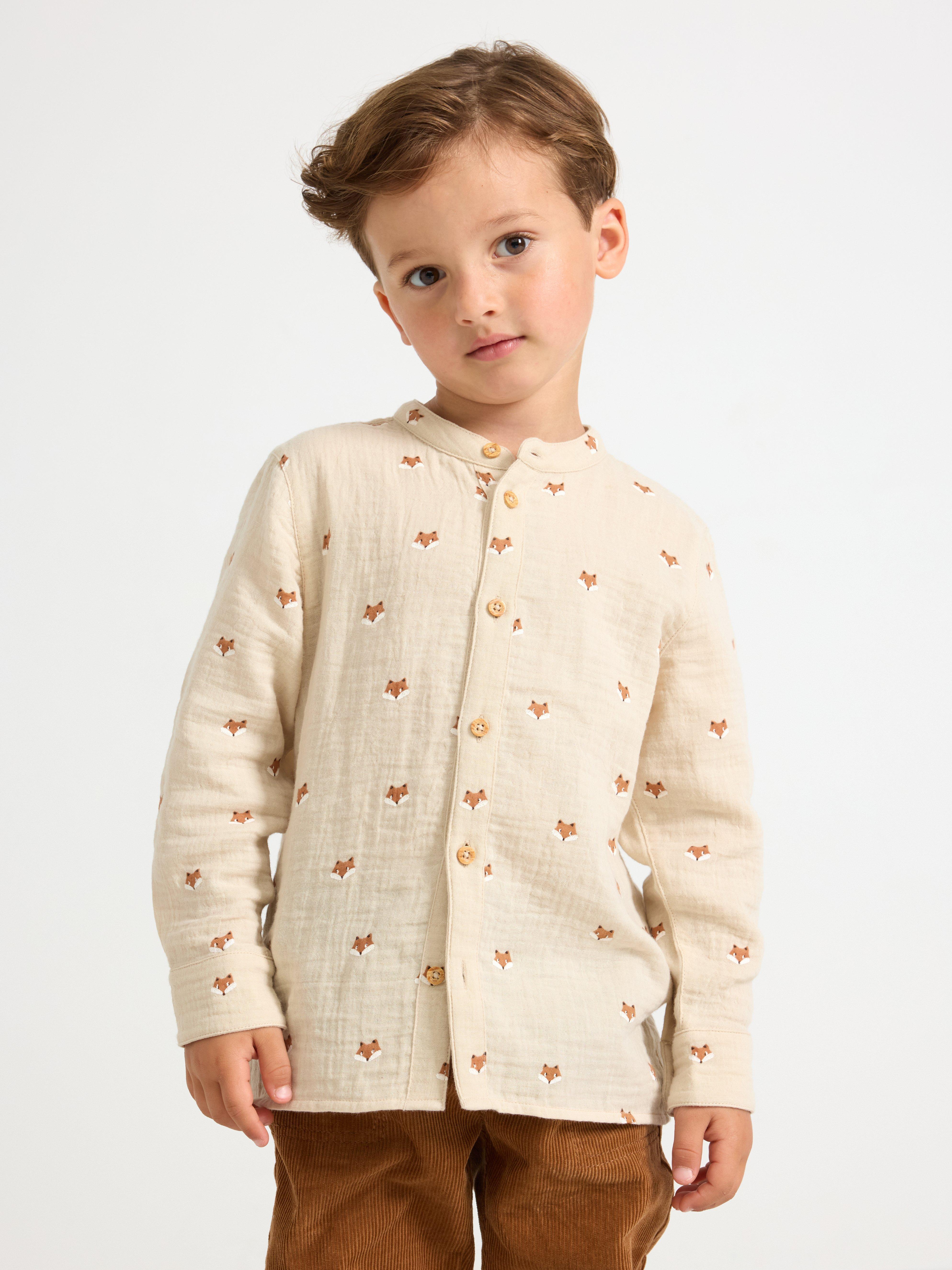 Camisa de algodón color beige claro.