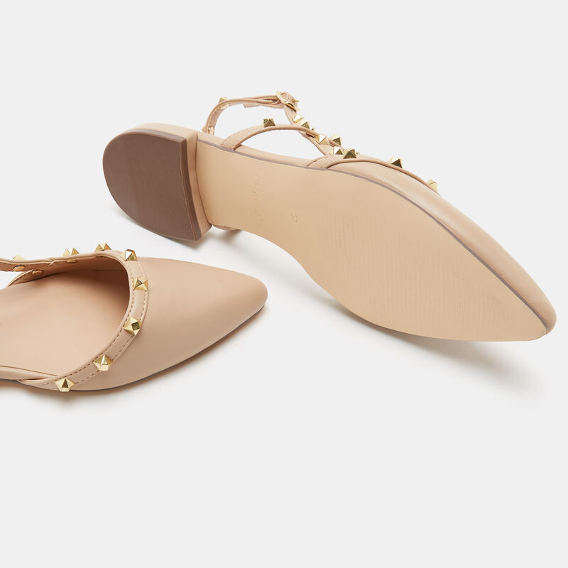 Ballerinor med spetsiga tå och nitar