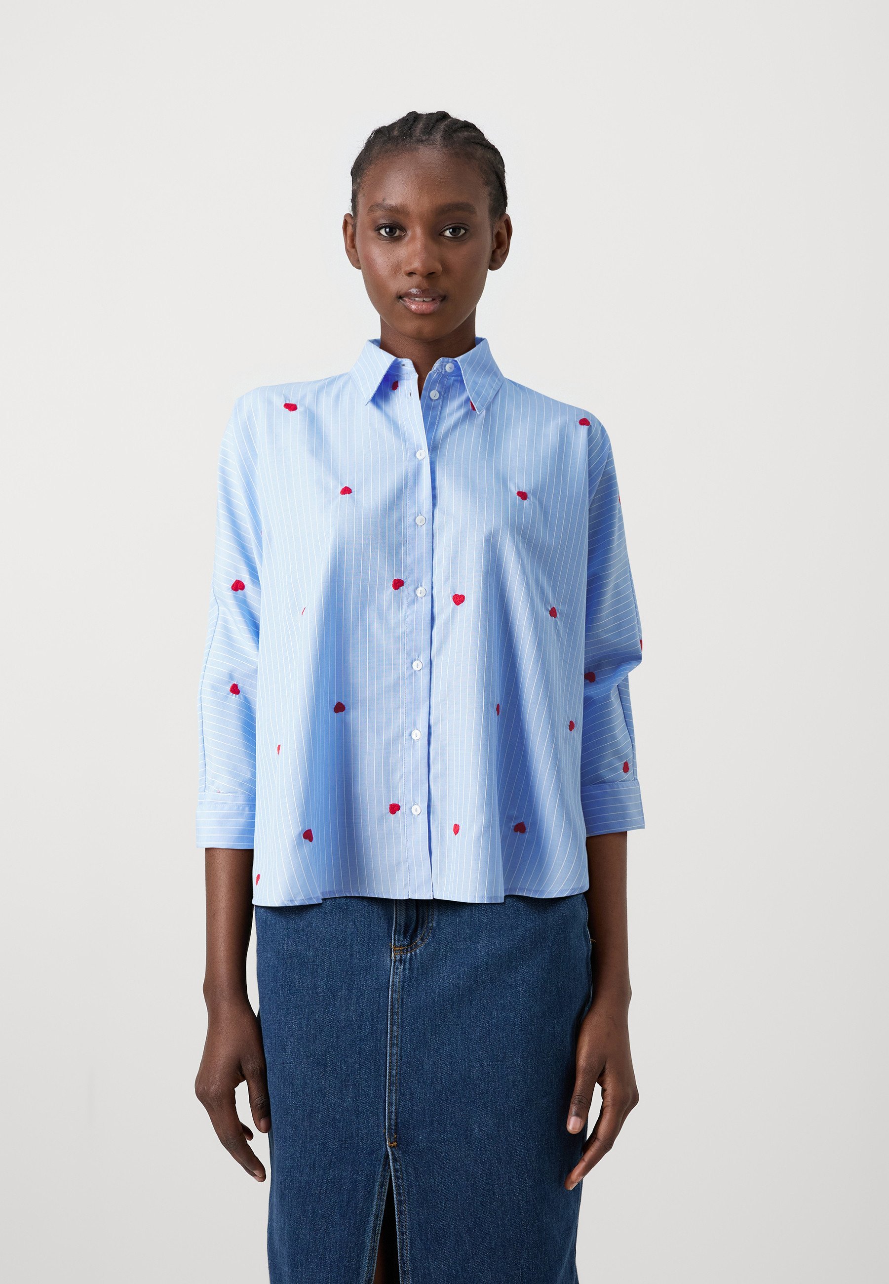 EXCLUSIVITÉ LINA GRACE - Chemisier boutonné - bleu clair de lune/rouge