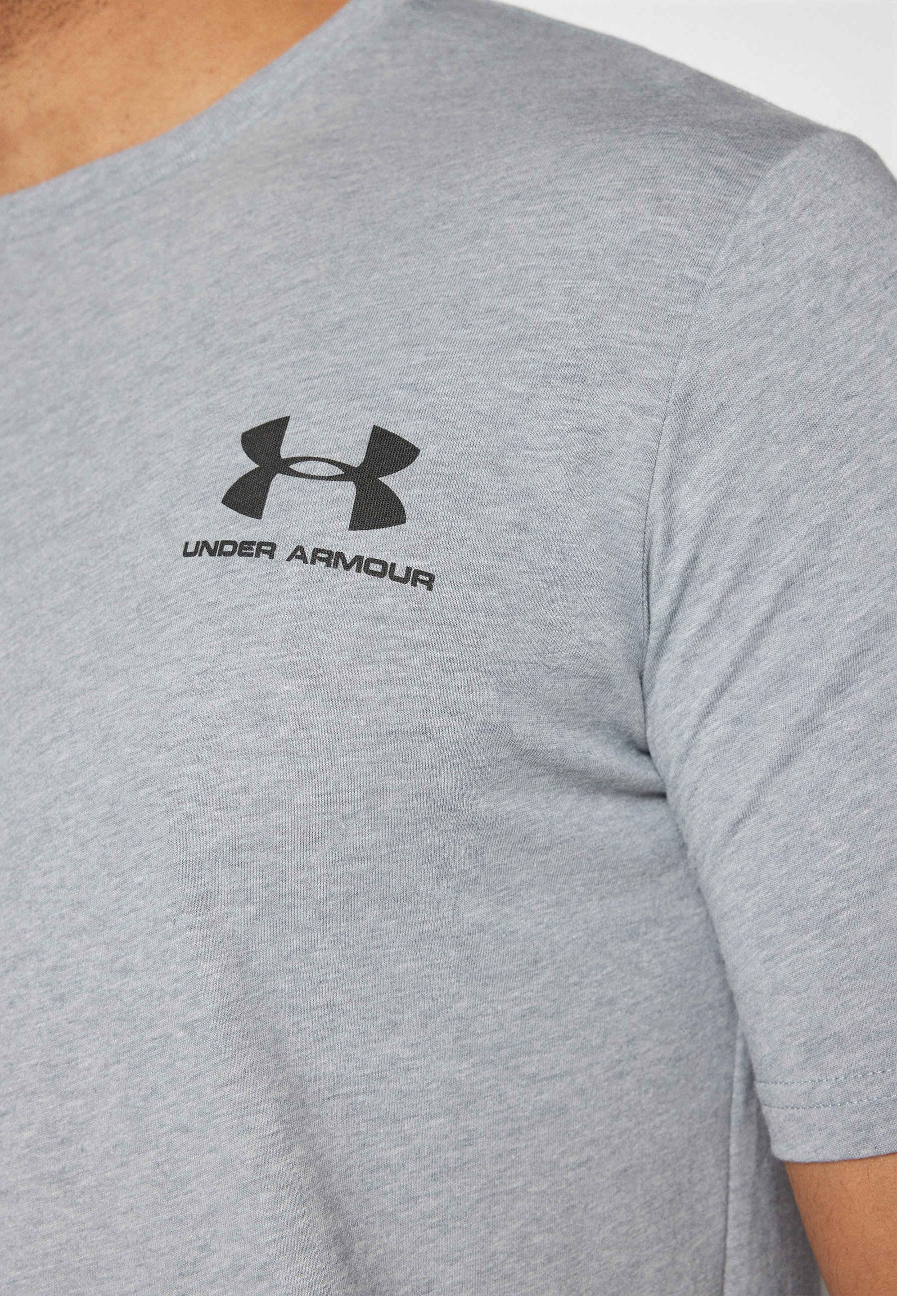 Koszulka z nadrukiem Under Armour z logo na lewej piersi - stalowy jasny melanż/czarny