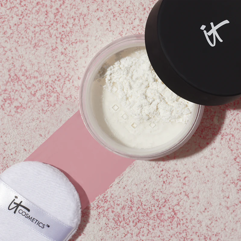 Sypký fixačný púder IT Cosmetics Bye Bye Pores Poreless Finish pre zamatový a rozjasňujúci vzhľad