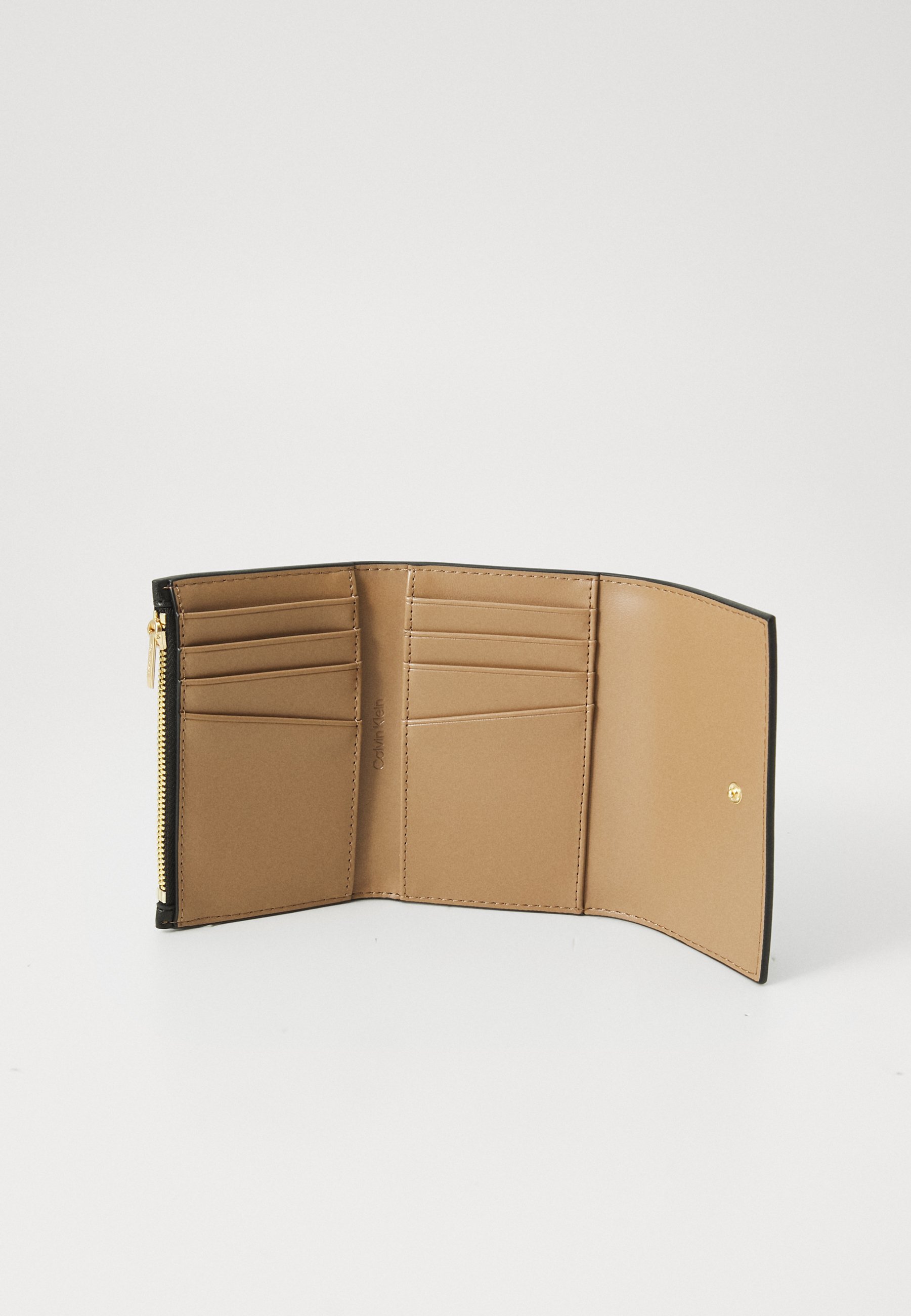 Calvin Klein LOGO TRIFOLD ZIP POCKET - Portfel - czarny/prażony kokos
