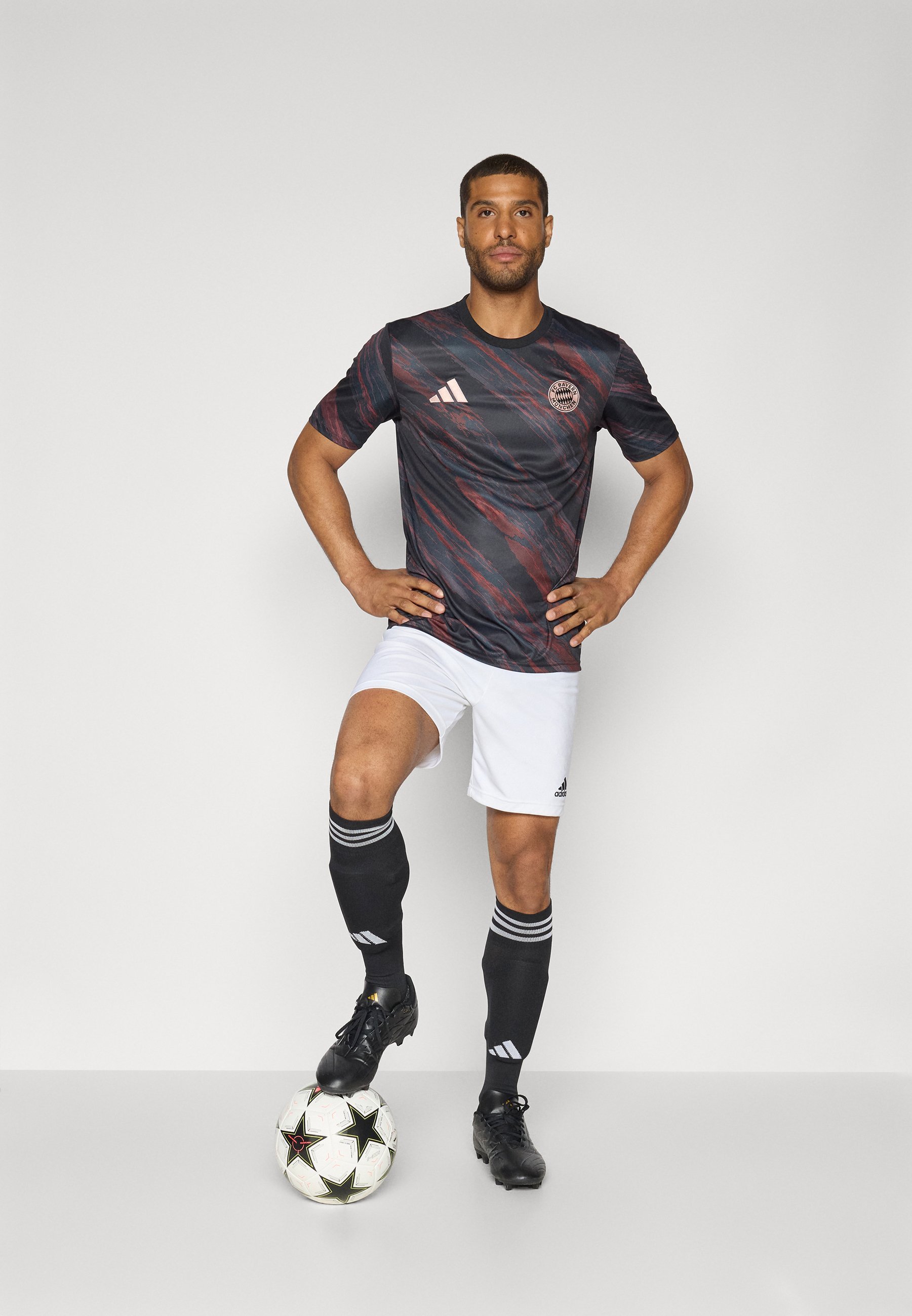 adidas Performance FC BAYERN 2025/2026 MÉRKŐZÉS ELŐTTI MEZ - Sport póló - fekete