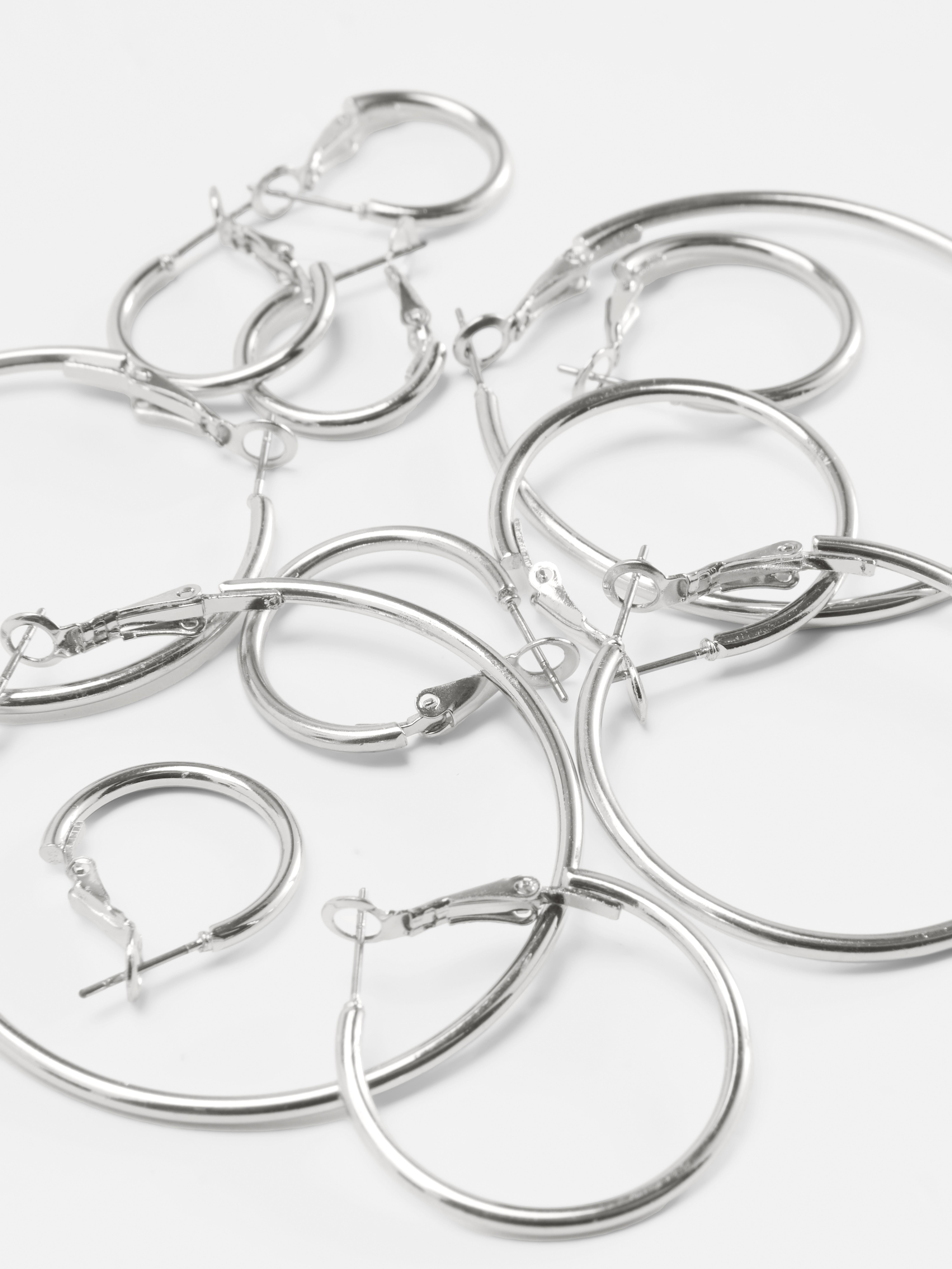 Orecchini a cerchio di varie misure, 6 paia. Cambia il tuo look in un istante con questi eleganti orecchini a cerchio.