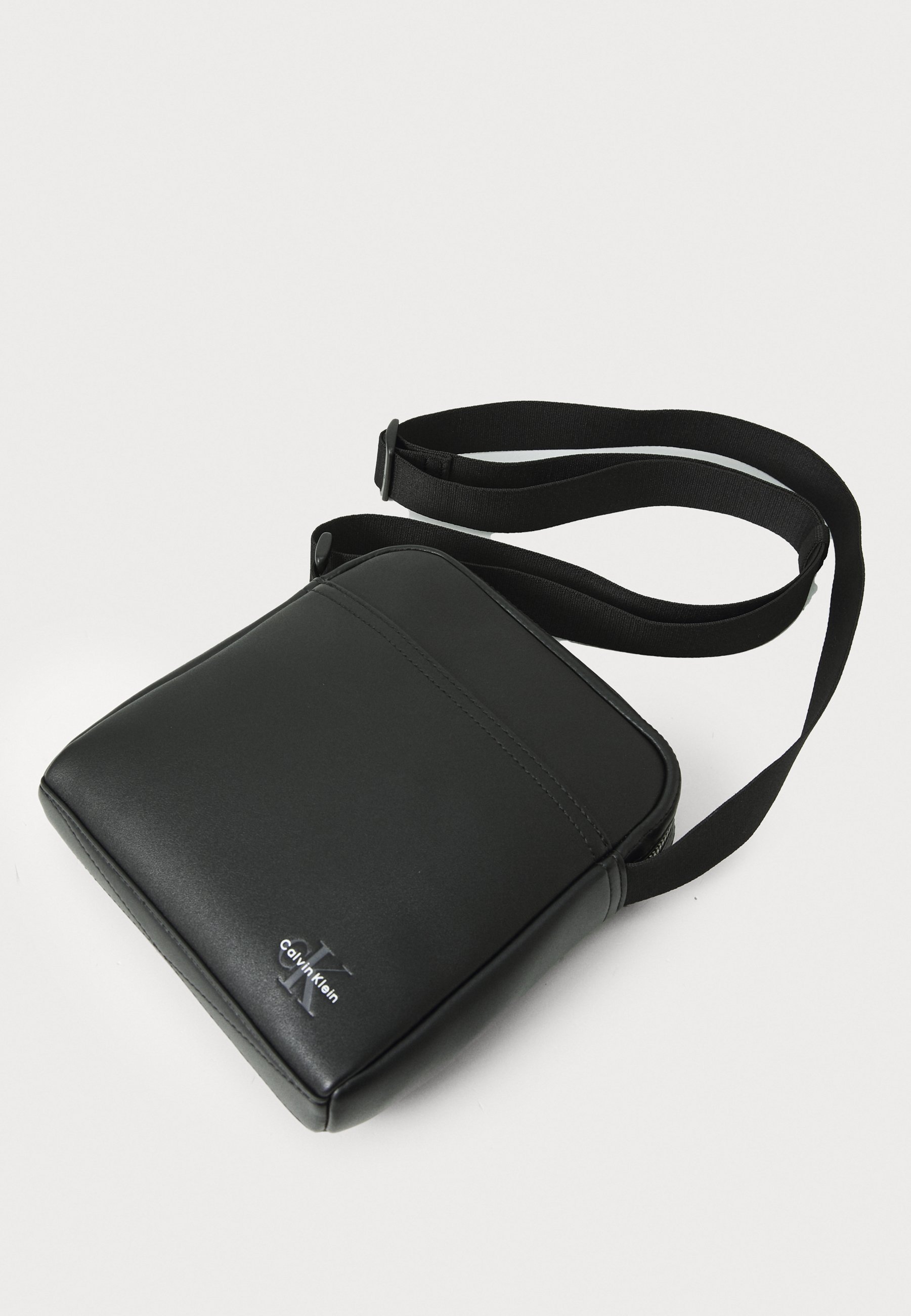 Calvin Klein Jeans MONO LOGO REPORTER - Õlakott - must