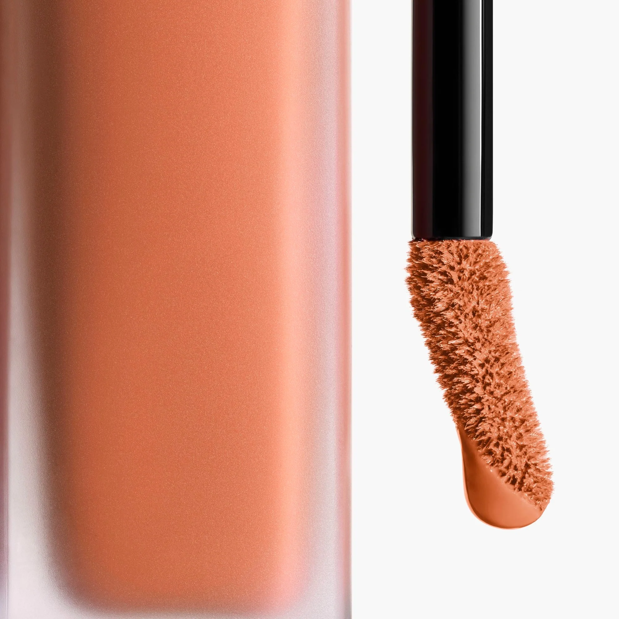 ROUGE ALLURE LIQUID VELVET - IL ROSSETTO FLUIDO OPACO INTENSO ULTRA-TENUTA