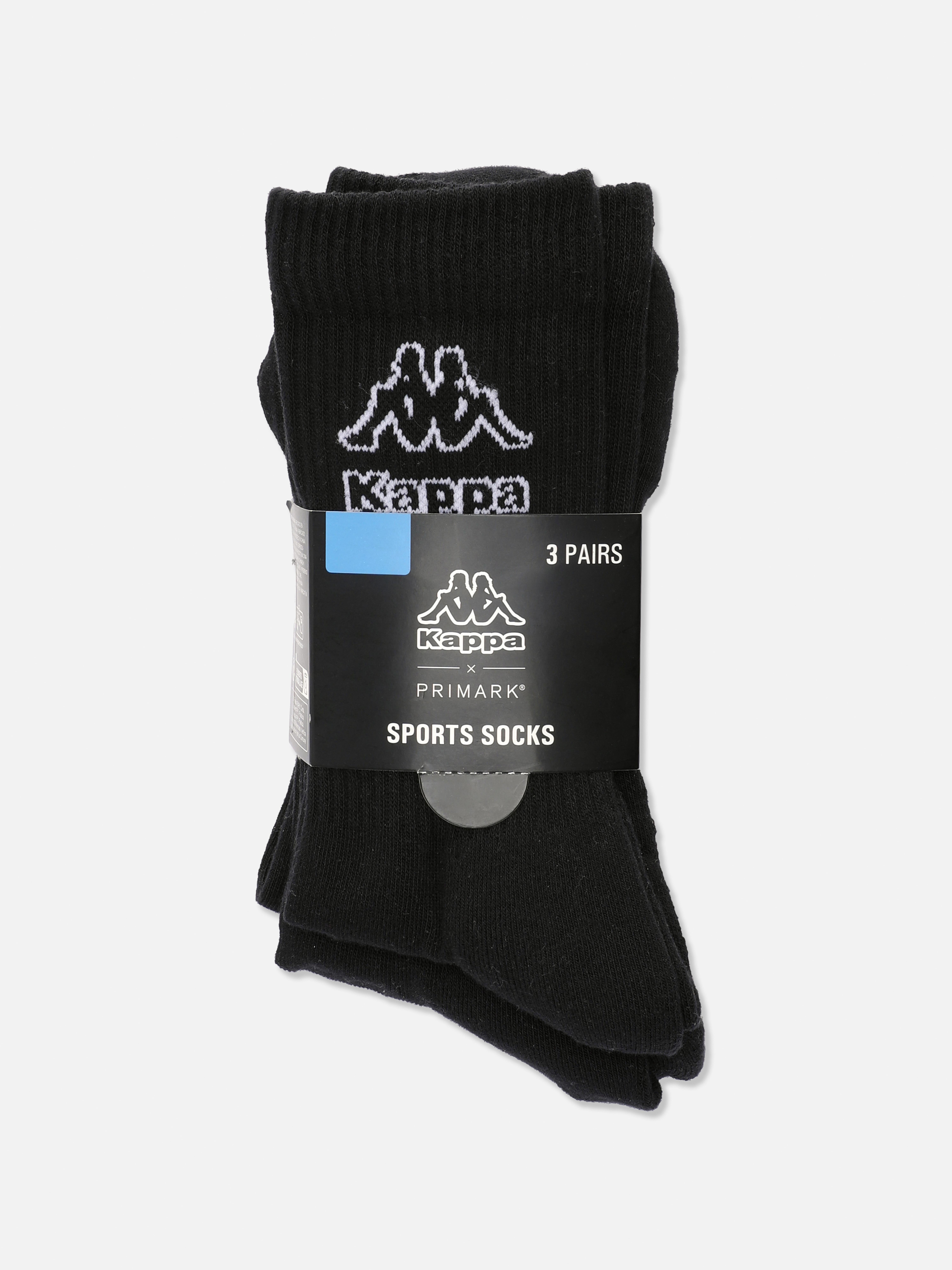 Pohkeen puoliväliin ulottuvat sukat, joissa Kappa x Primark -logo, 3 paria. Monipakkaus ribbiresorisuja, joissa on kontrastikuvioinen intarsiakuvioinen Kappa-logo.