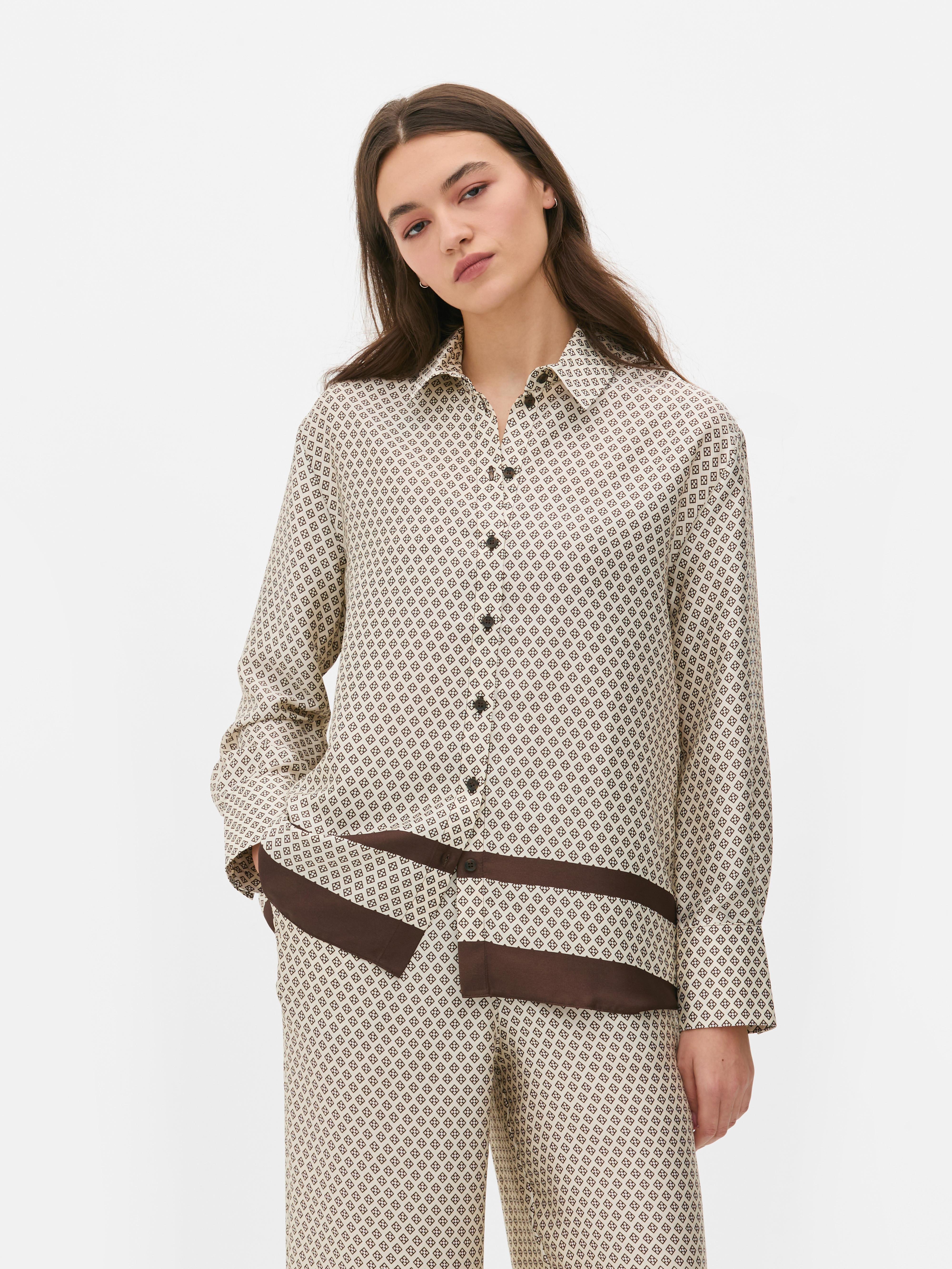 Matchend satijnen pyjamaoverhemd met print Bij dit satijnen overhemd met knoopsluiting hoort een bijpassende broek