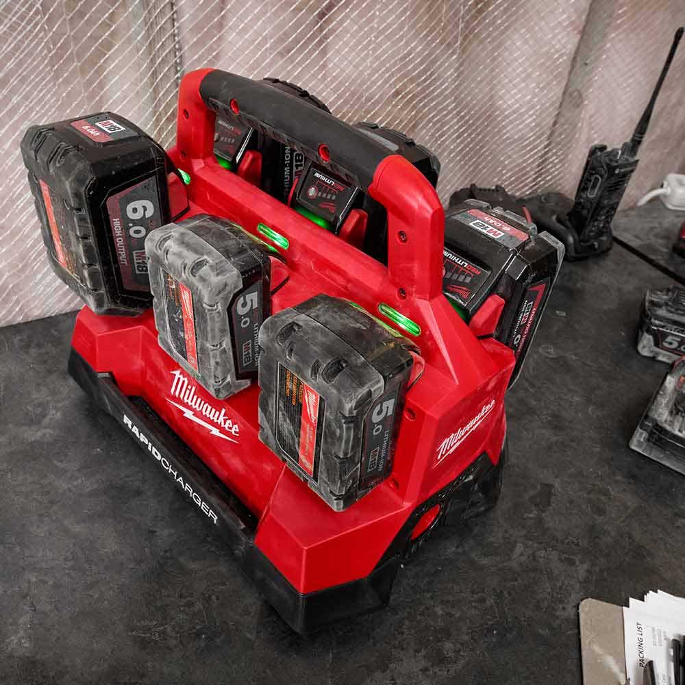 Carregador rápido de 6 estações MILWAUKEE PACKOUT™ M18PC6