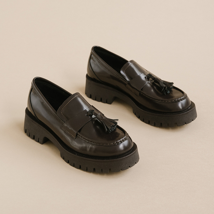 Mocassins à talons plats  en cuir glacé marron