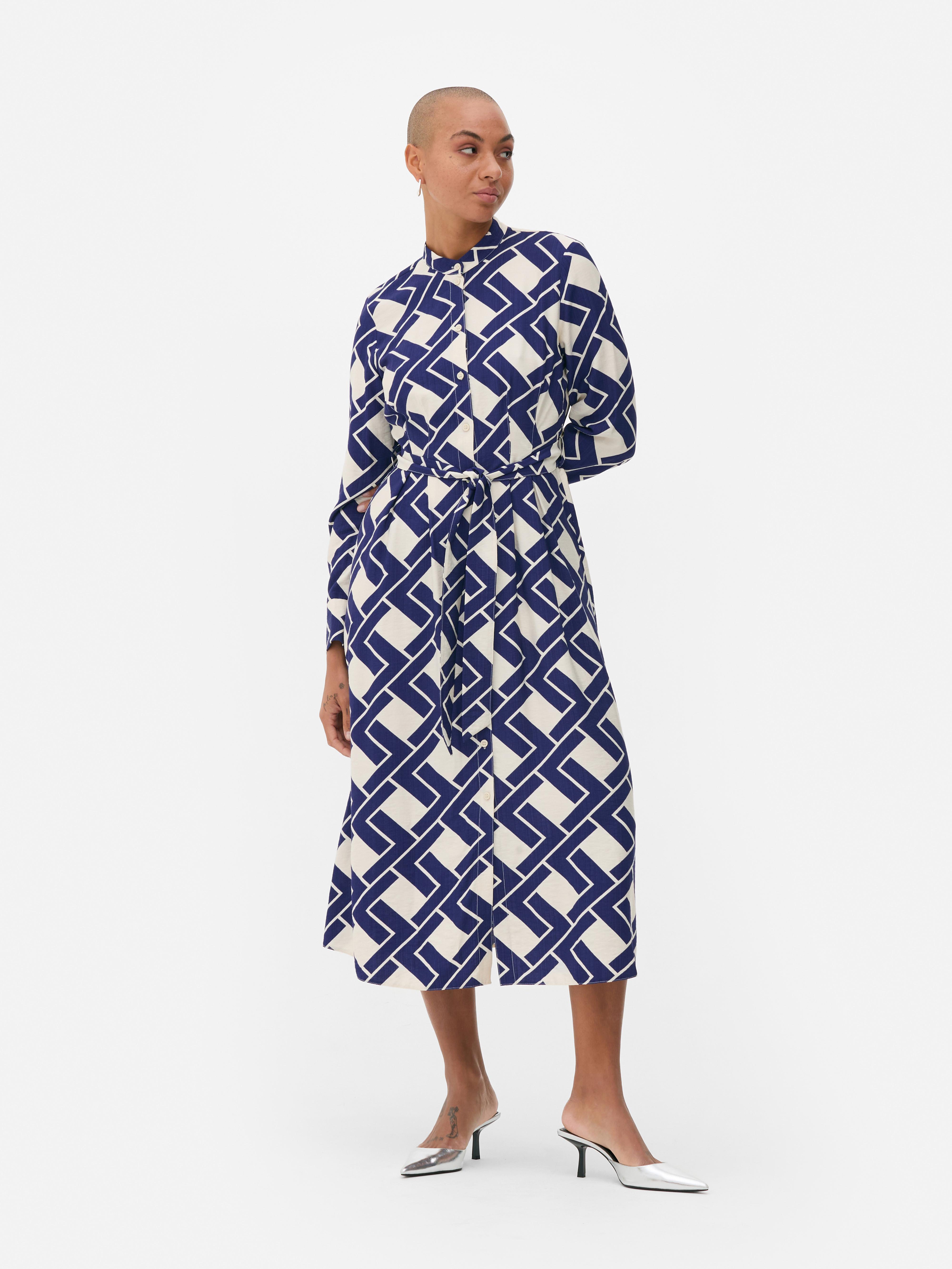 Rochie cămașă cu model geometric O rochie cămașă cu model geometric, guler tip bandă, închidere cu nasturi și curea legată