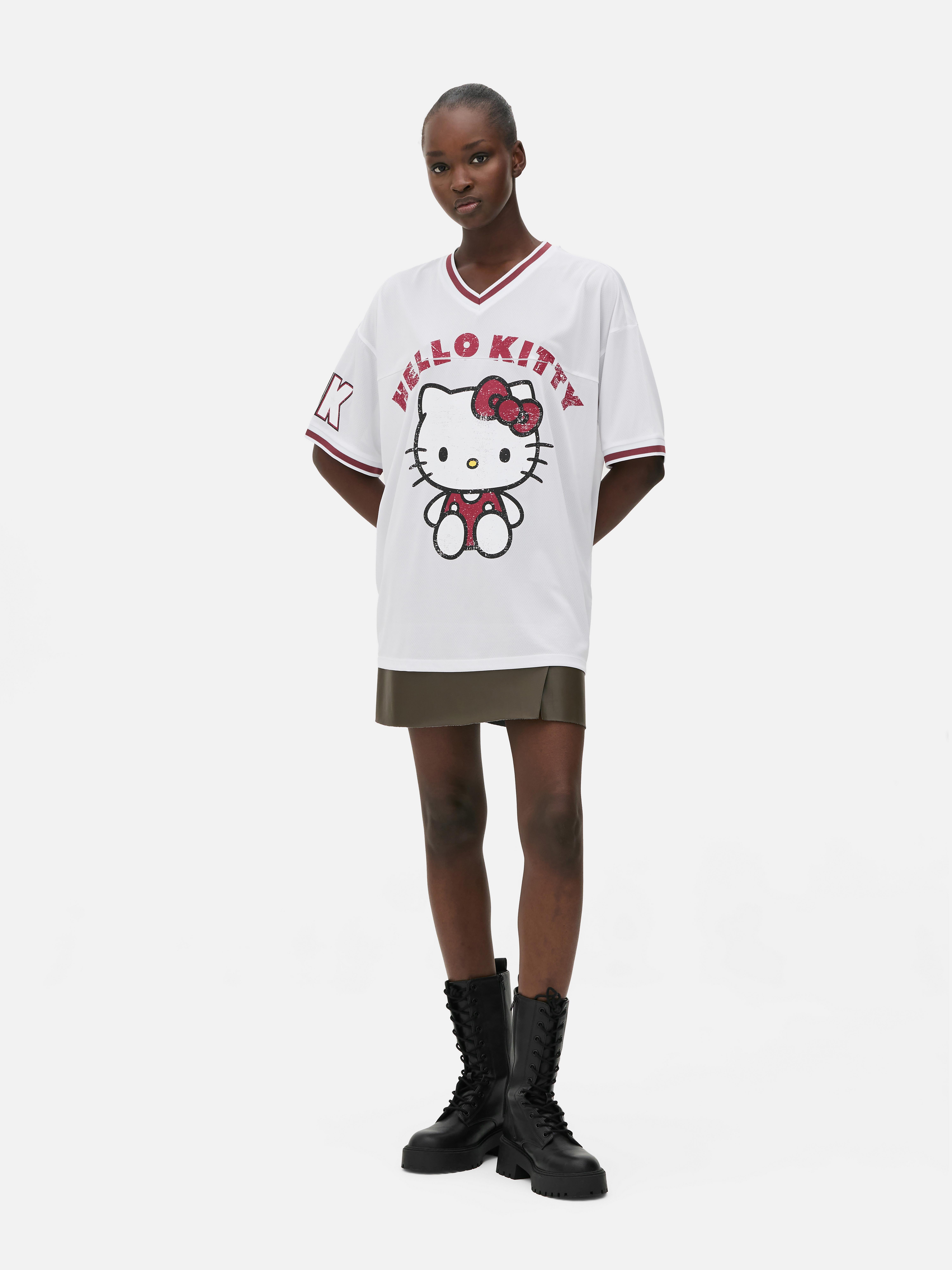 Hello Kitty Fußballtrikot Ein Fußballtrikot mit V-Ausschnitt, kurzen Ärmeln und Hello Kitty-Aufdruck