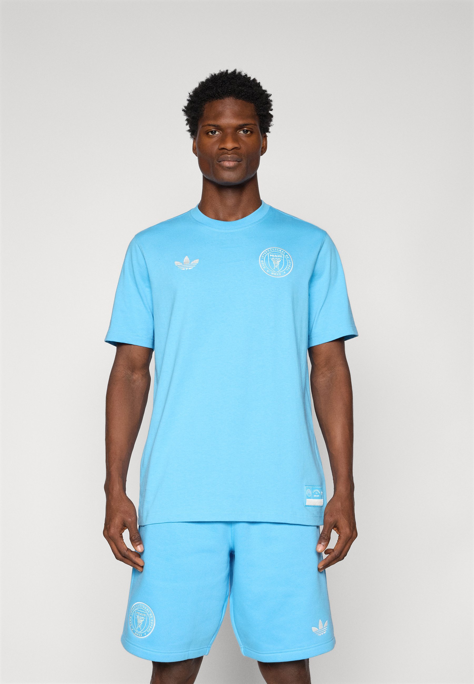 T-shirt adidas Originals INTER MIAMI CF ORIGINALS VARSITY TRAVEL - Tenue de club - Bleu semi-brillant/blanc