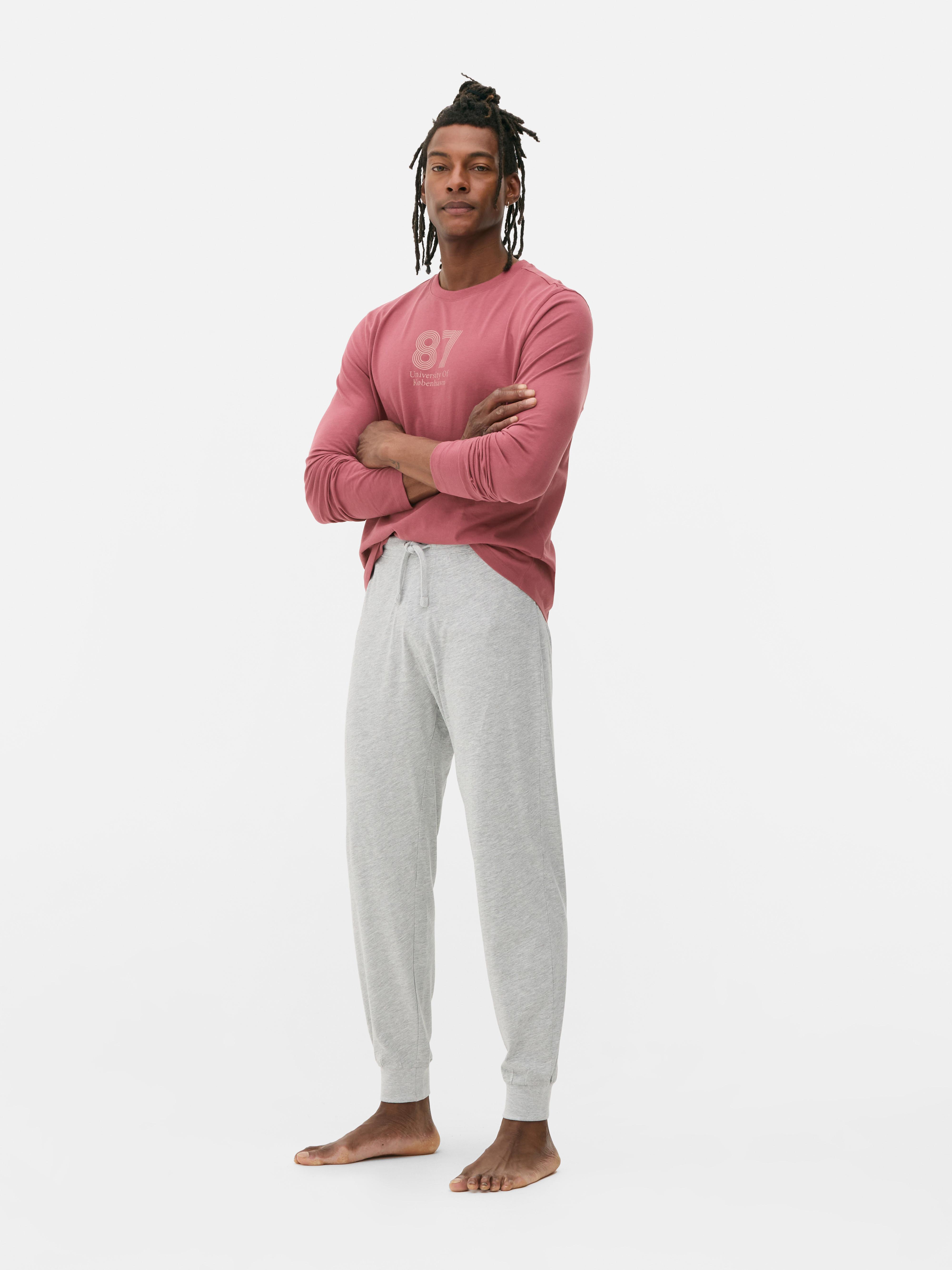 Pijamale din jerseu. Un set de pijamale cu un top cu logo-ul unui număr și pantaloni din jerseu asortați.