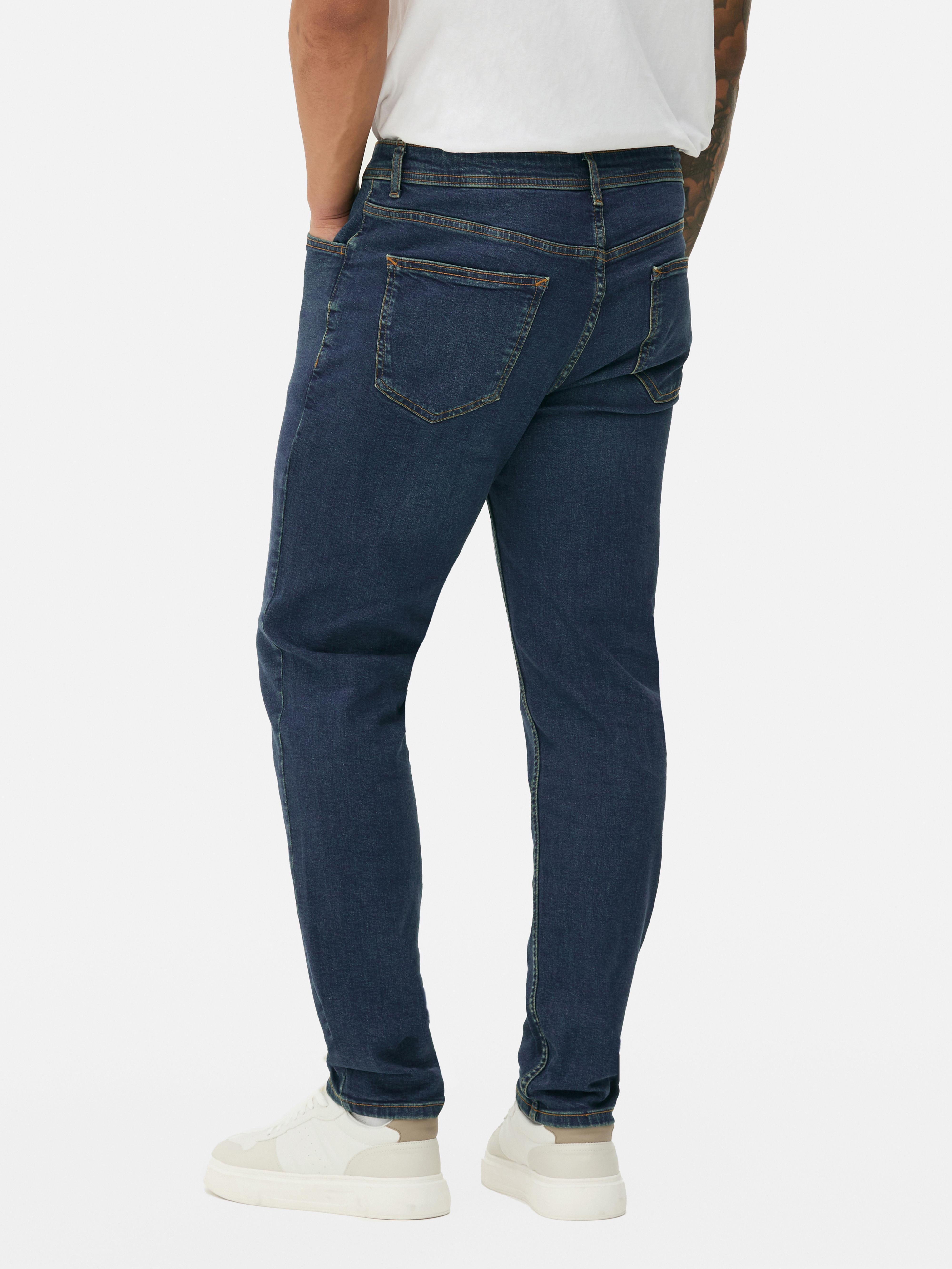 Blugi elastici, slim fit. Blugi mulați cu închidere cu nasturi, cinci buzunare și găici pentru curea.