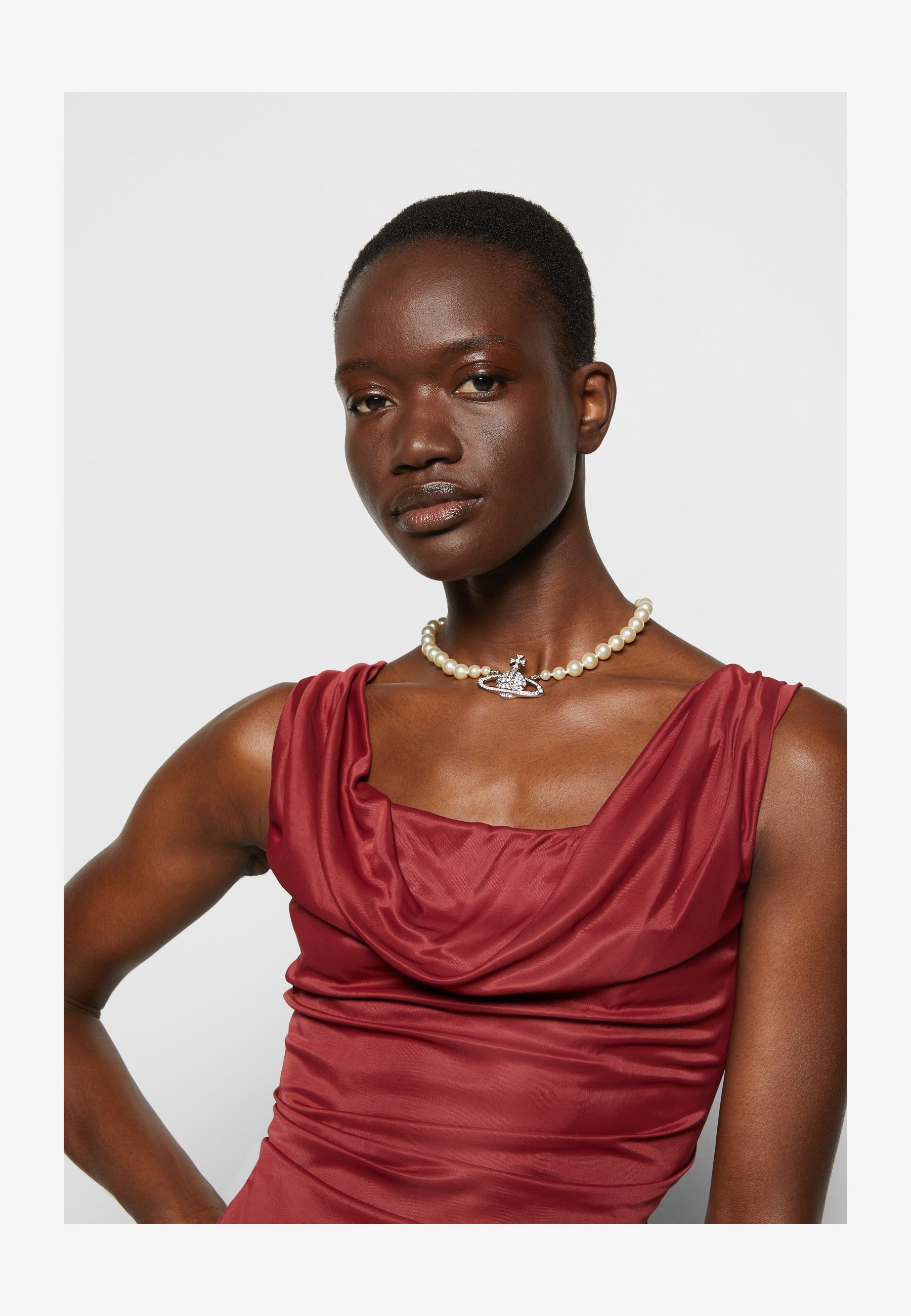 Collana girocollo Vivienne Westwood ONE ROW BAS RELIEF - color crema/argento