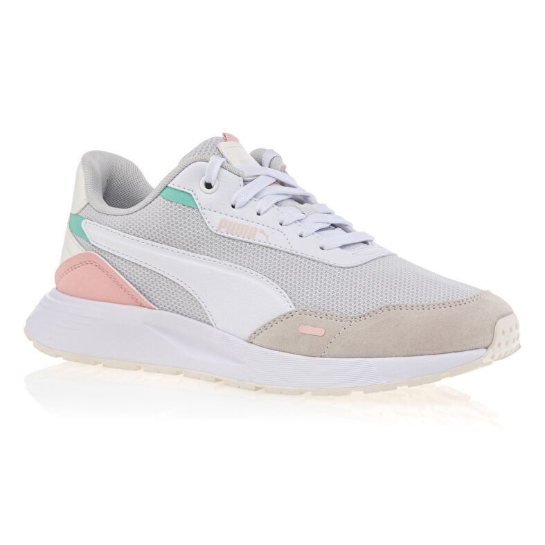 Zapatillas deportivas para mujer color beige.