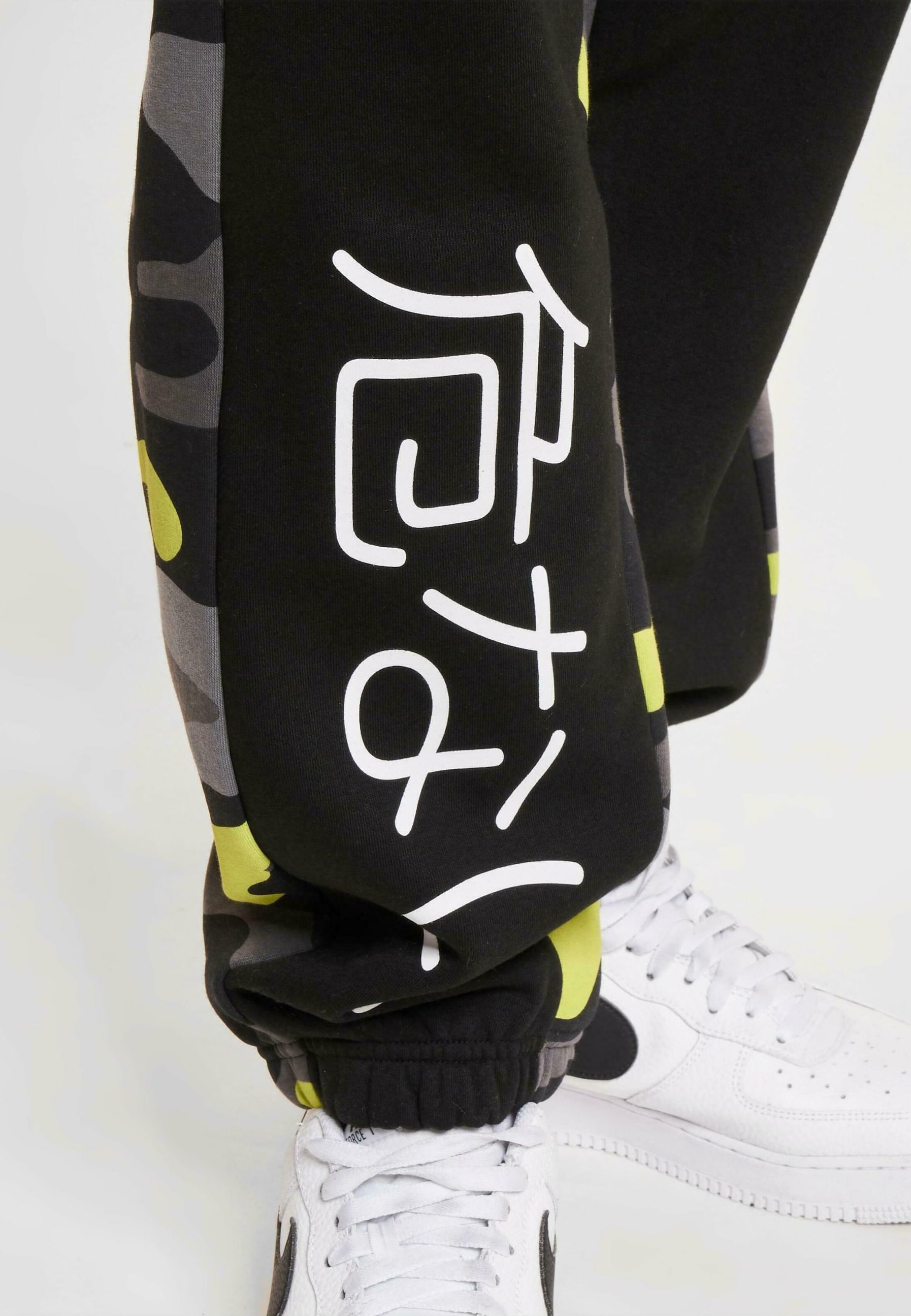 Gevaarlijke DNGRS, zelfs tijdens het joggen - Trainingsbroek - zwart-wit camouflage